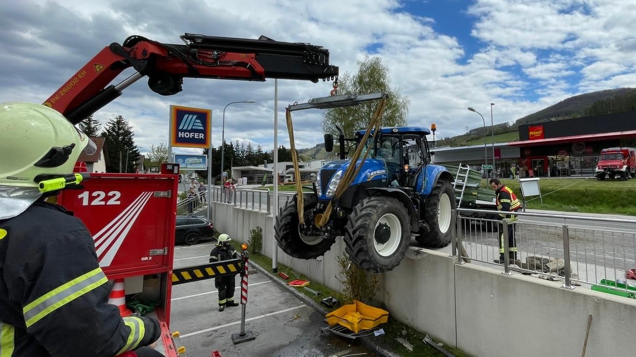 Der Traktor blieb bei der Absperrung hängen.