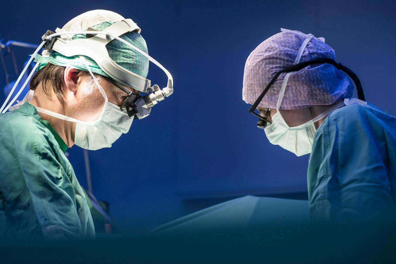 Zwei Chirurgen während einer Operation. Symbolbild.