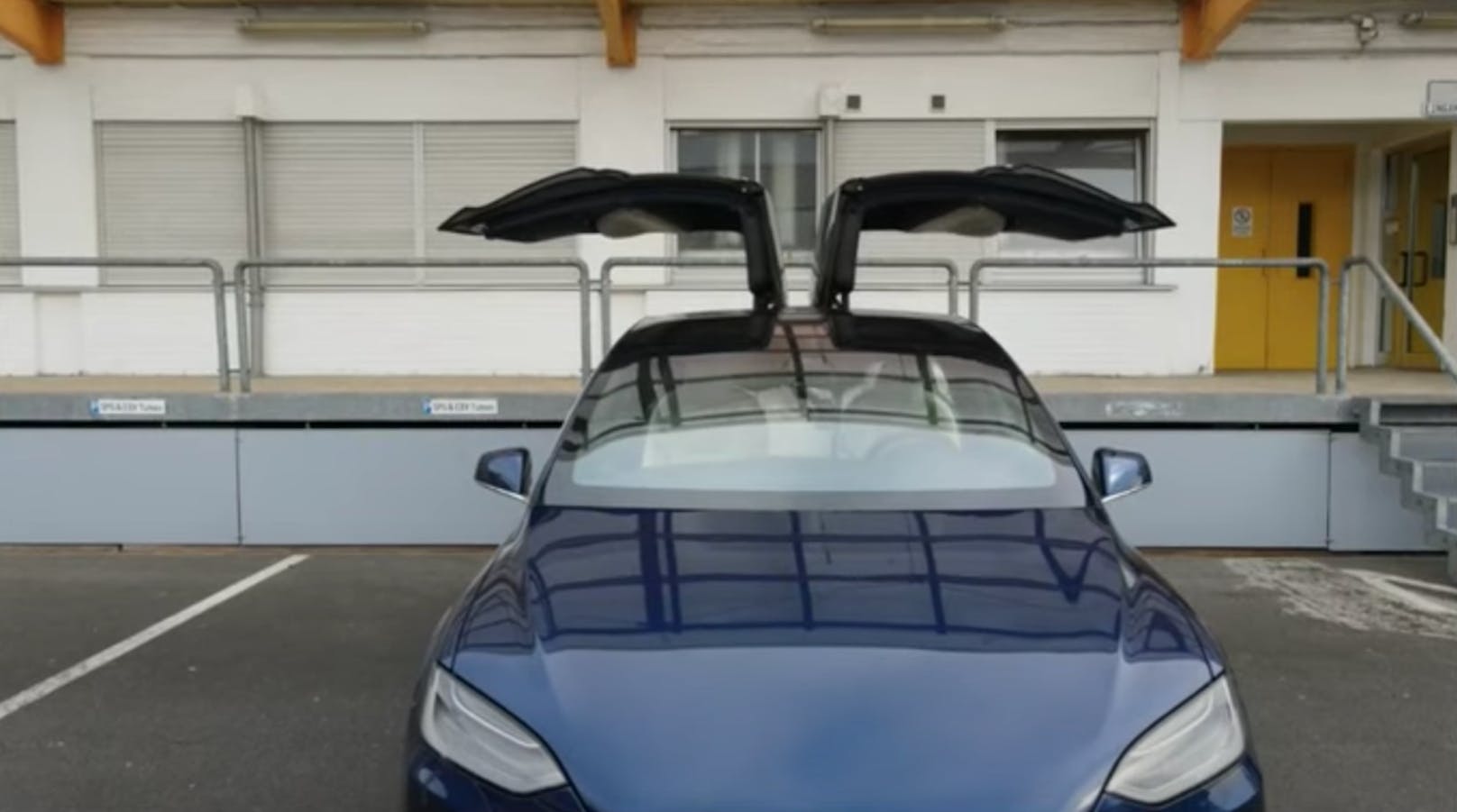 Sie konnten so bei einem Tesla Model X unter anderem die Türen öffnen …