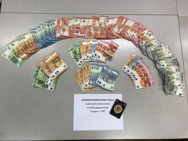 Über 4.000 Euro stellten die Beamten beim Verdächtigen sicher.
