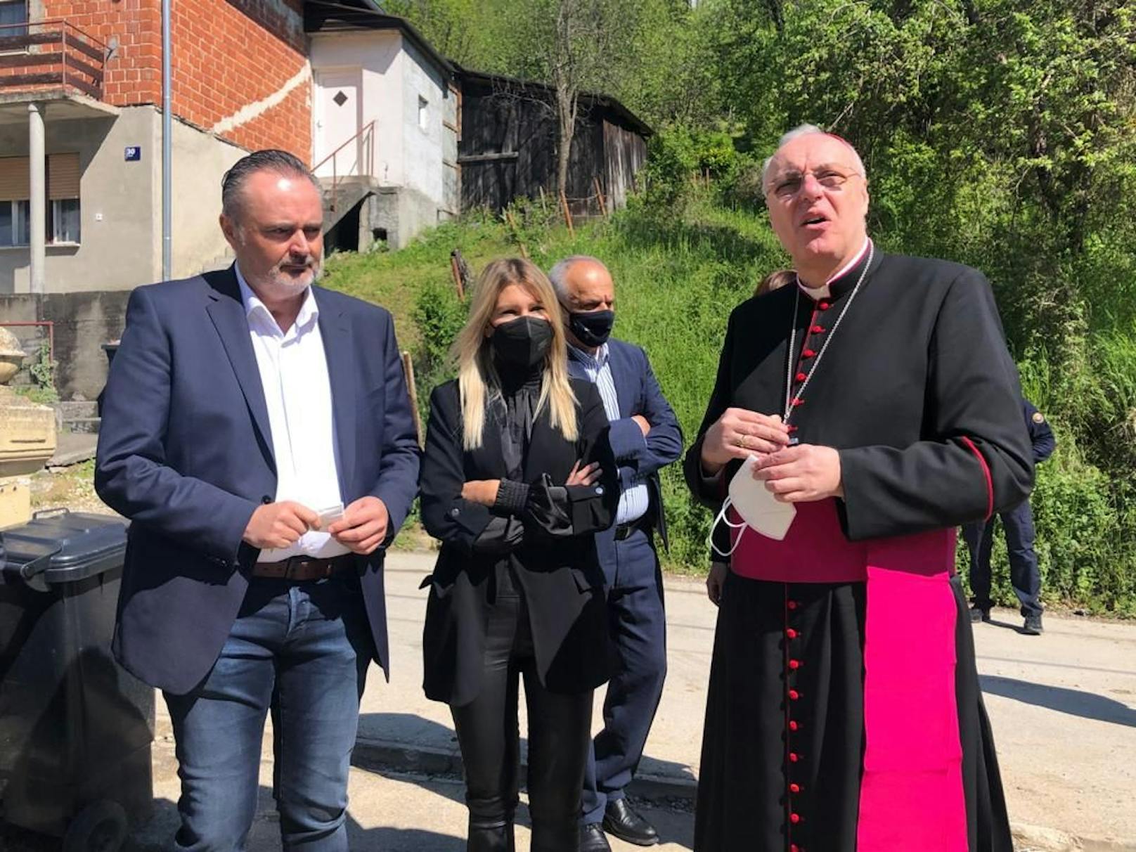 Im Rahmen eines gemeinsamen Besuchs in der kroatischen Hauptstadt Zagreb haben Diözesanbischof Ägidius Zsifkovics und Landeshauptmann Hans Peter Doskozil am Samstag zwei Häuser im Zagreber Vorort Čučerje übergeben.