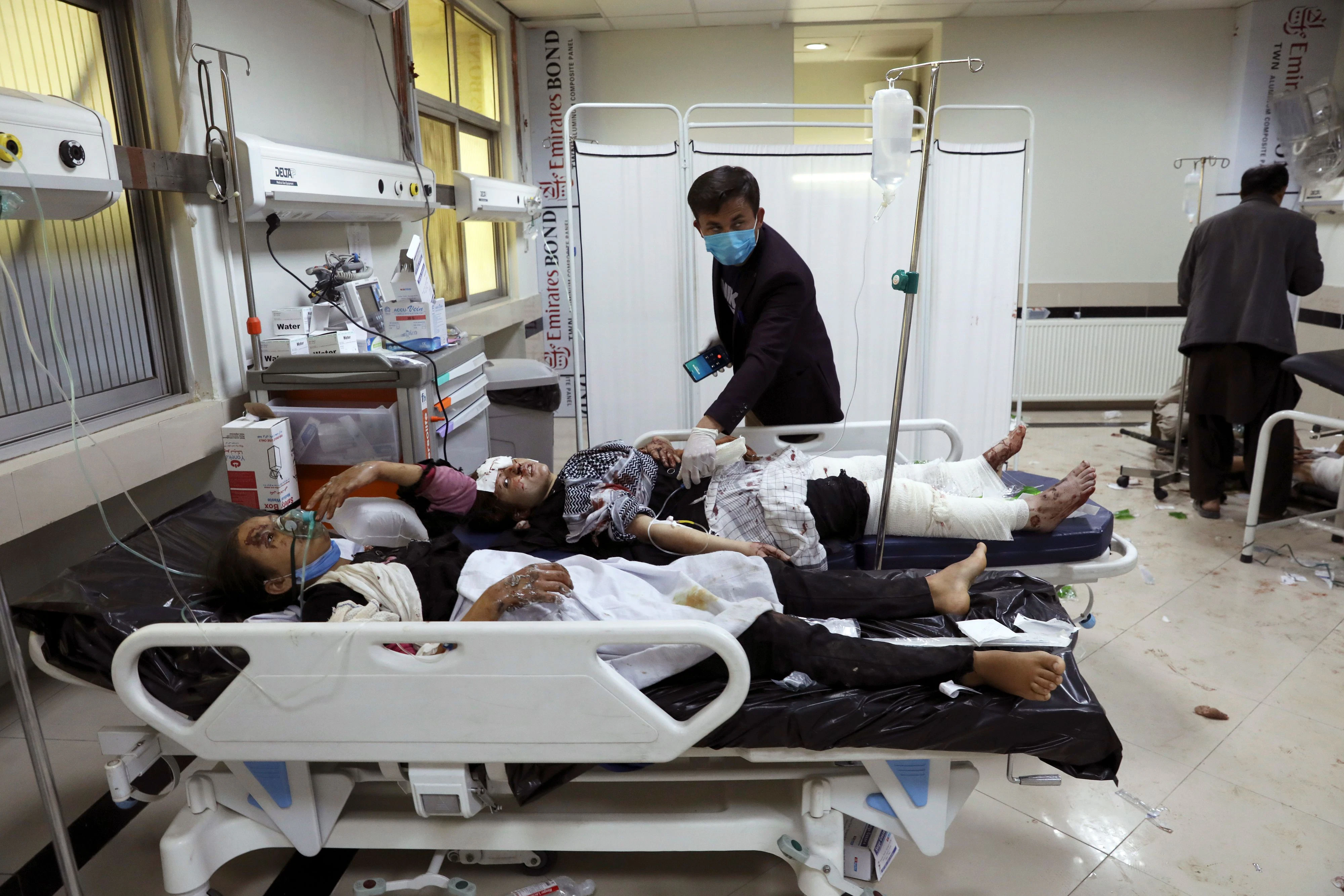Download von www.picturedesk.com am 08.05.2021 (16:50).  Afghan school students are treated at a hospital after a bomb explosion near a school in west of Kabul, Afghanistan, Saturday, May 8, 2021. A bomb exploded near a school in west Kabul on Saturday, killing several, many them young students, Afghan government spokesmen said. (AP Photo/Rahmat) - 20210508_PD4576 - Rechteinfo: Rights Managed (RM)