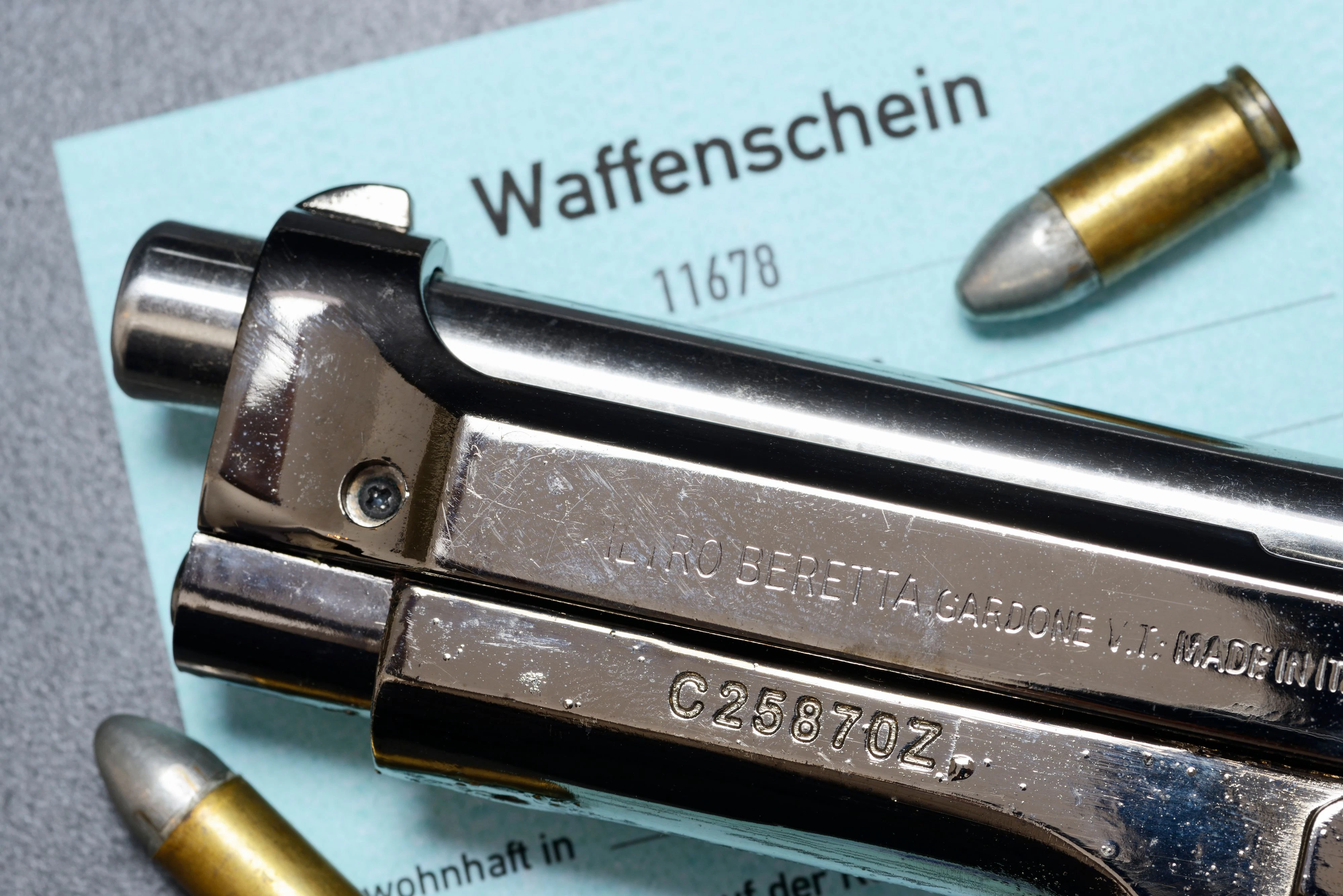 Innenminister Karl Nehammer (ÖVP) prüft eine Änderung im Waffengesetz in Bezug auf Gewalt in der Privatsphäre.