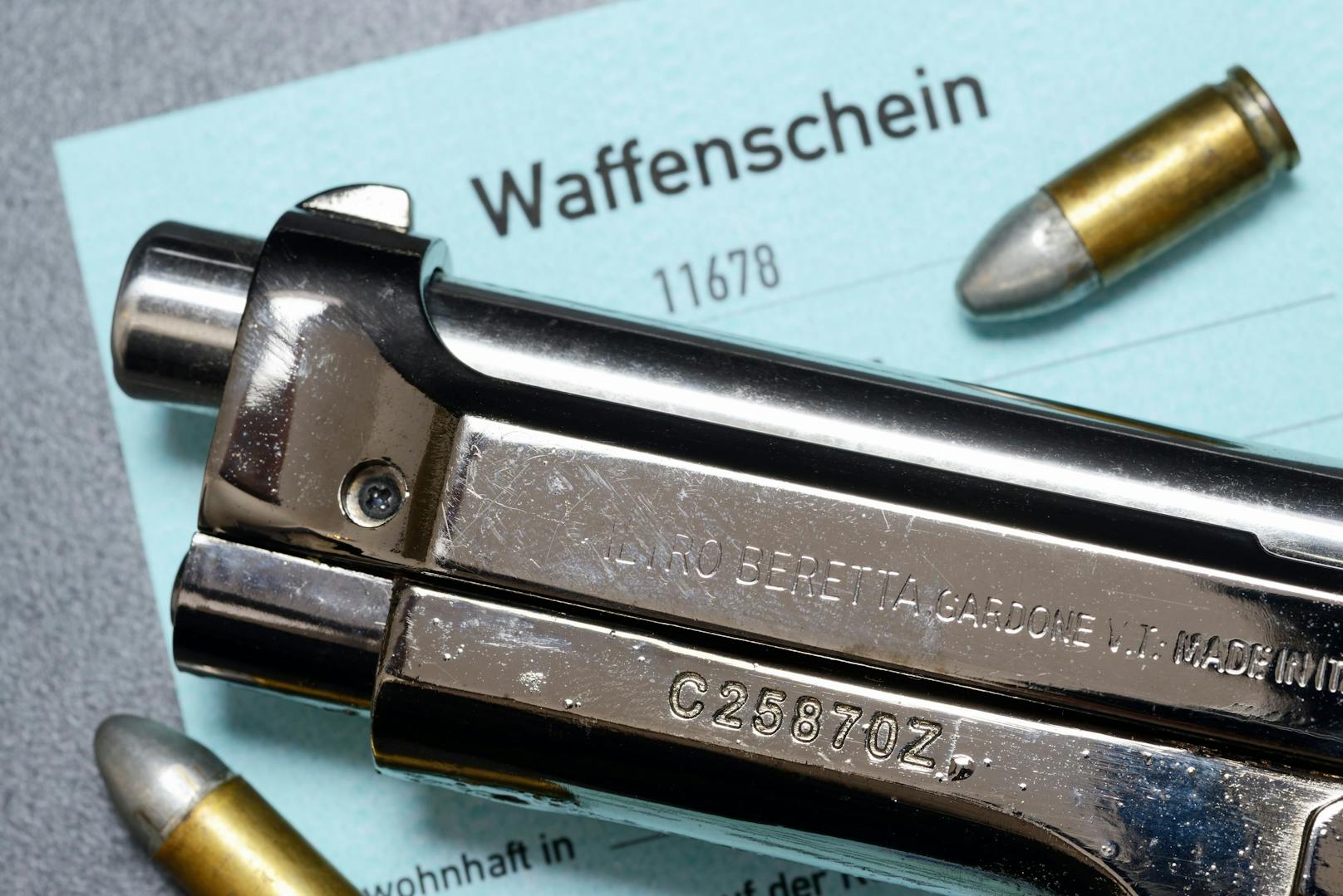 Innenminister Karl Nehammer (ÖVP) prüft eine Änderung im Waffengesetz in Bezug auf Gewalt in der Privatsphäre. (Symbolbild)
