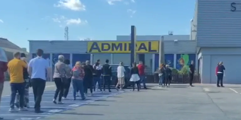 Am ersten Shopping-Samstag nach dem Wochenende wurde dieses Designer-Outlet gestürmt