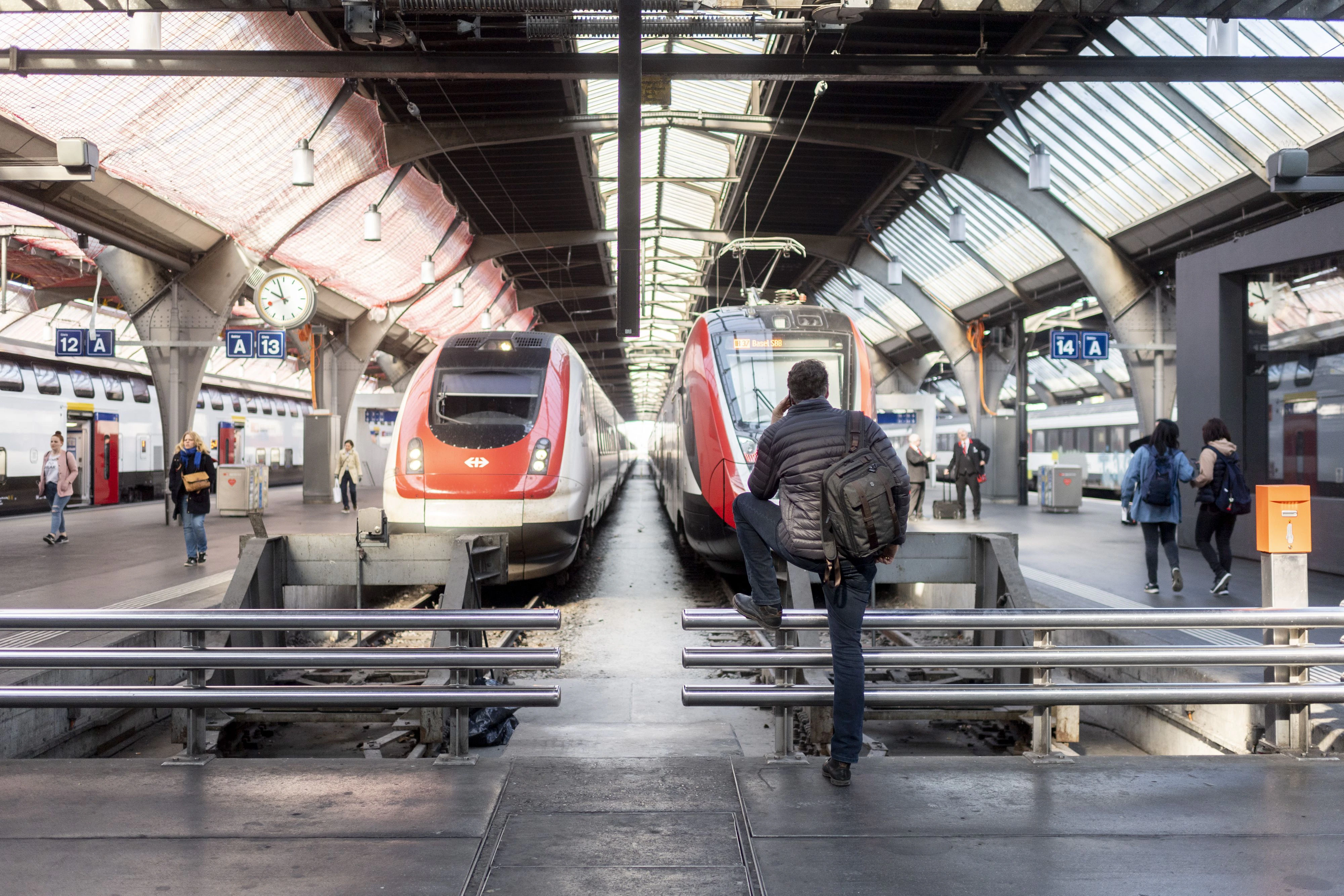 Am Zürcher Hauptbahnhof hat sich am Freitag (07. Mai 2021) ein Tötungsversuch zugetragen. Ein 27-Jähriger schubste eine Frau vor den einfahrenden Zug. Die Notbremsung gelang, die Frau überlebte. Symbolbild.