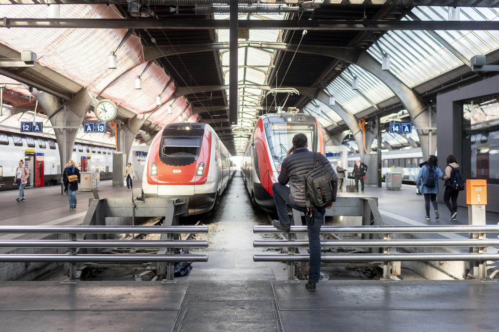 Am Züricher Hauptbahnhof hat sich am Freitag (07. Mai 2021) ein Tötungsversuch zugetragen. Ein 27-Jähriger stieß eine Frau vor den einfahrenden Zug. Die Notbremsung gelang, die Frau überlebte. Symbolbild.