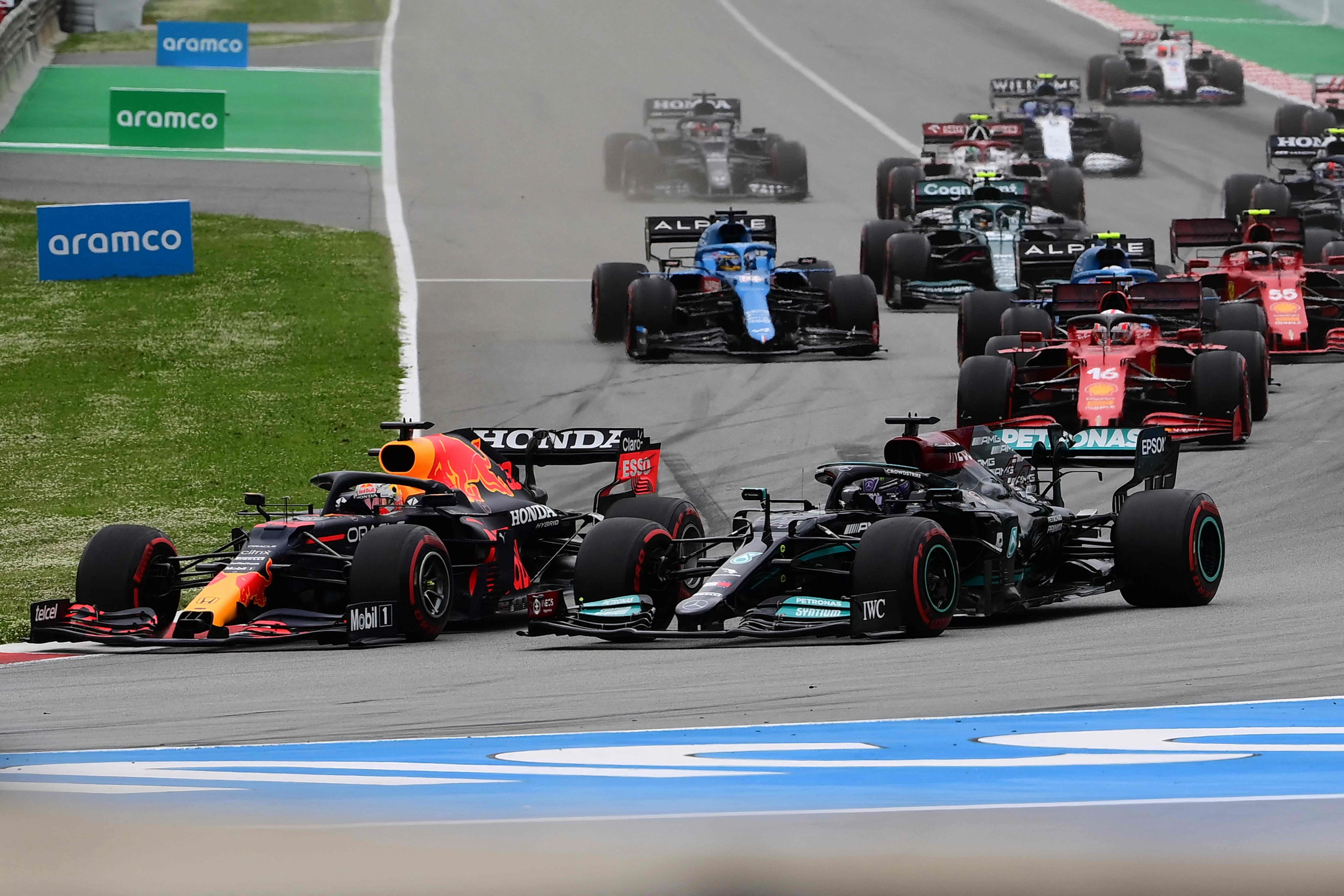 Verstappen überholt Hamilton in Kurve eins.