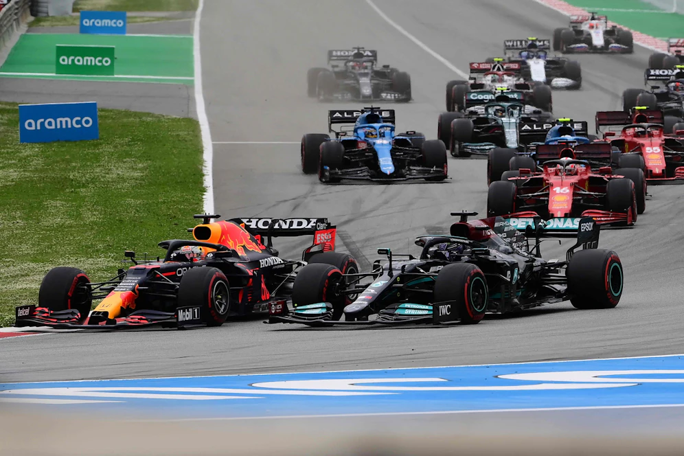 Verstappen überholt Hamilton in Kurve eins.
