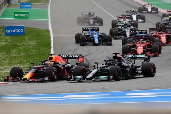 Verstappen überholt Hamilton in Kurve eins.