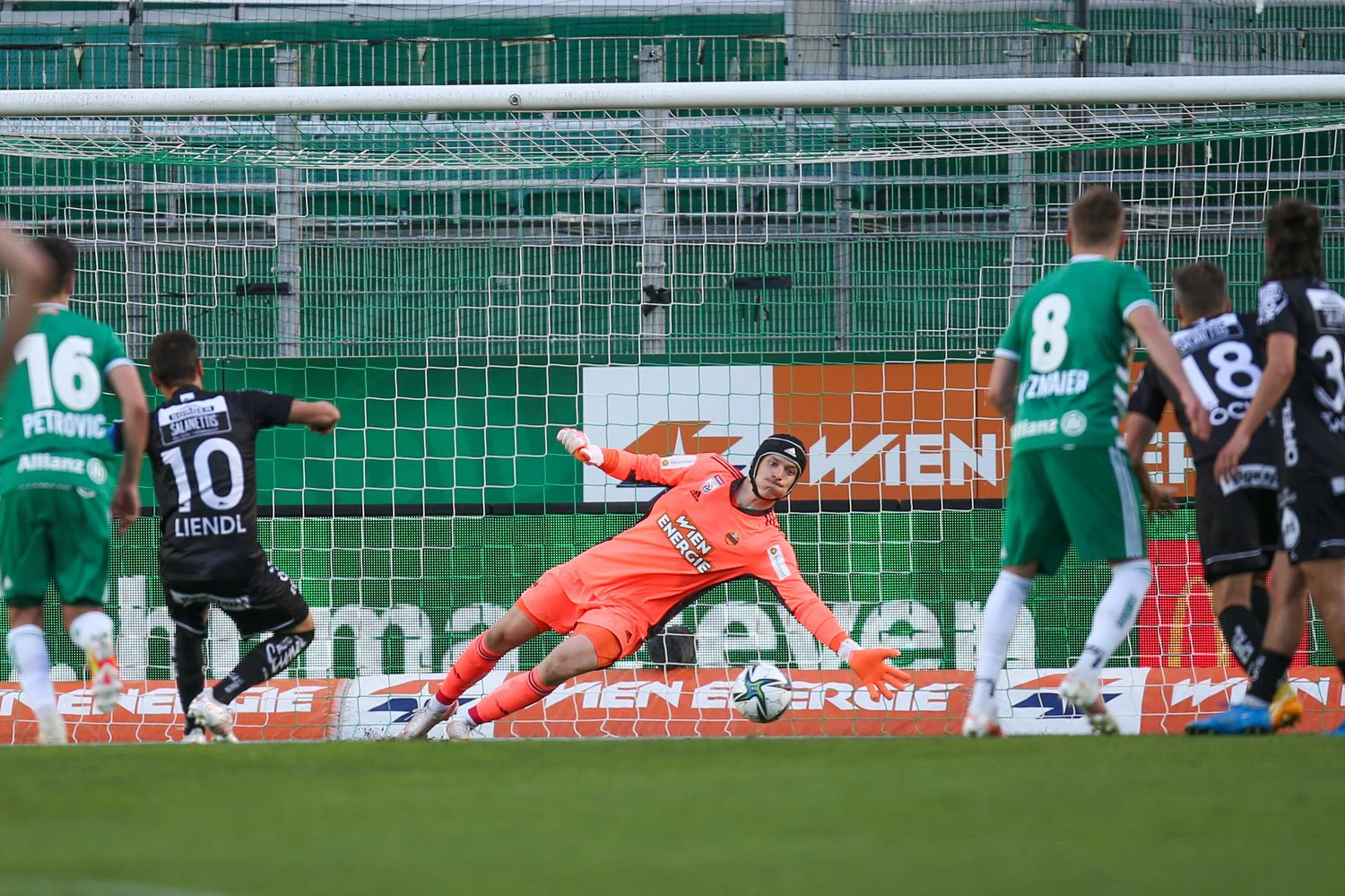 Michael Liendl trifft per Elfmeter zum 1:1.