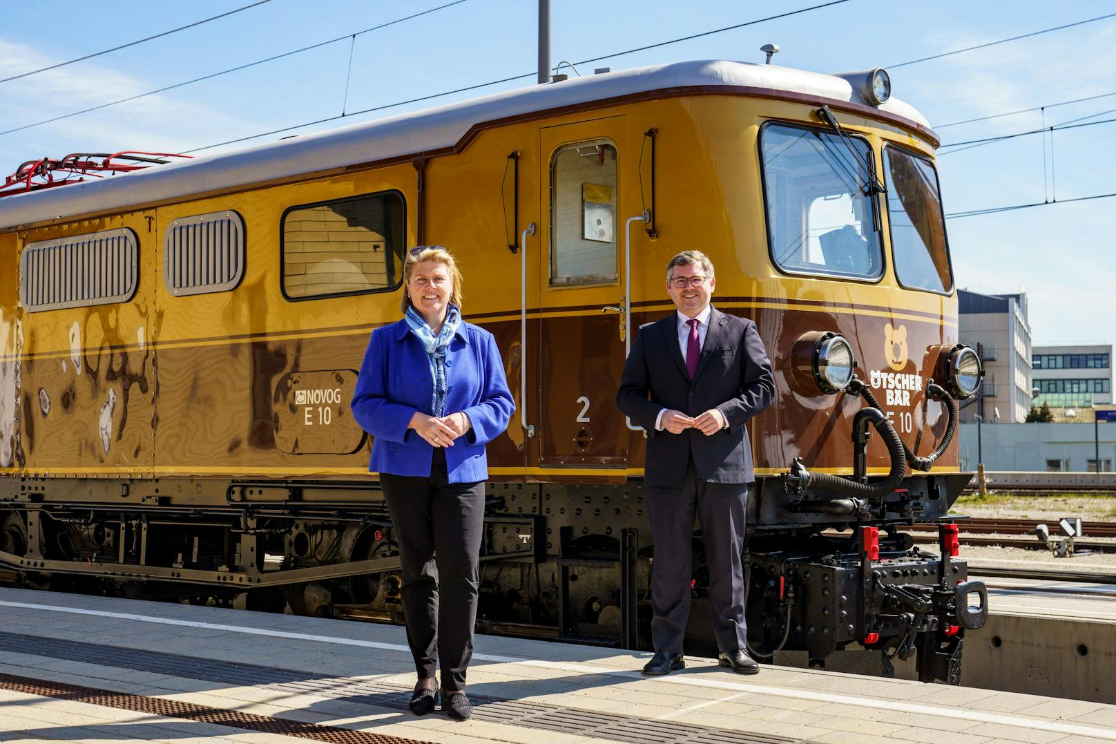 Landesrat Ludwig Schleritzko und Niederösterreich Bahnen Geschäftsführerin Barbara Komarek vor der neu lackierten und restaurierten Ötscherbärlok