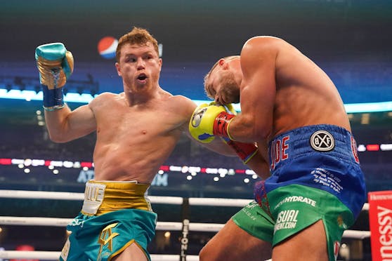 "Canelo" Alvarez (l.) watscht Billy Joe Saunders ab.