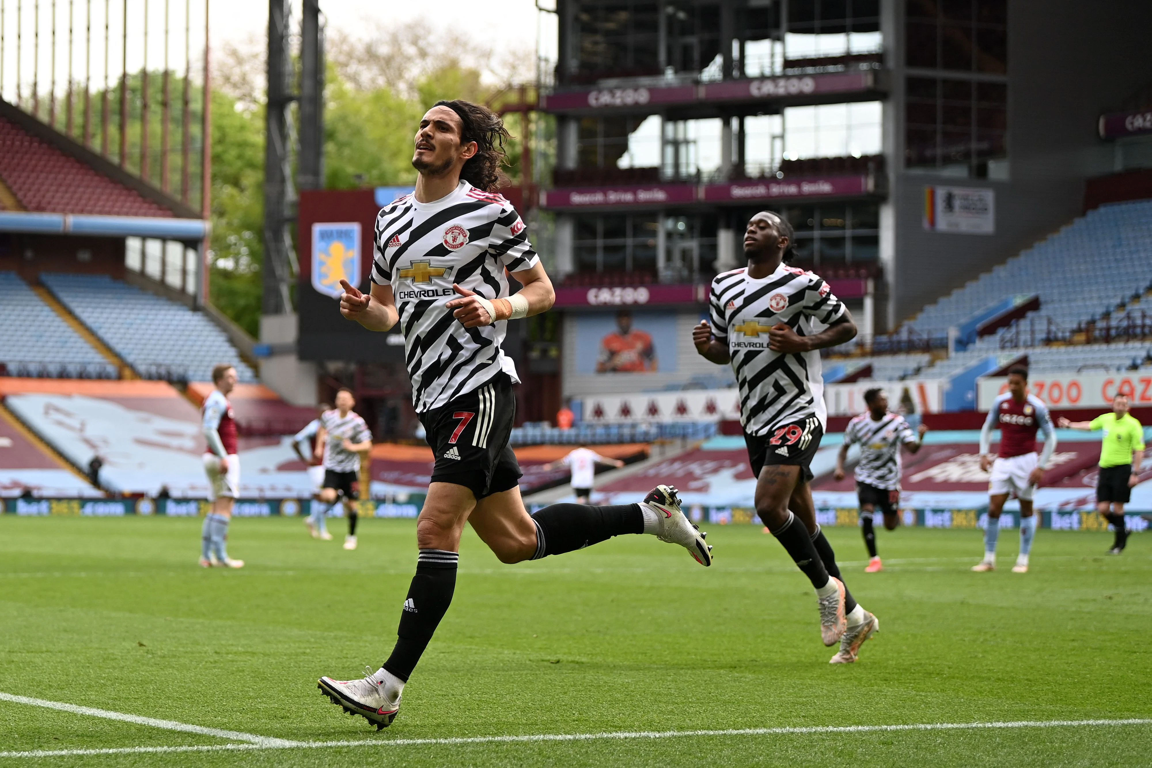 Manchester United jubelt über den Sieg bei Aston Villa.