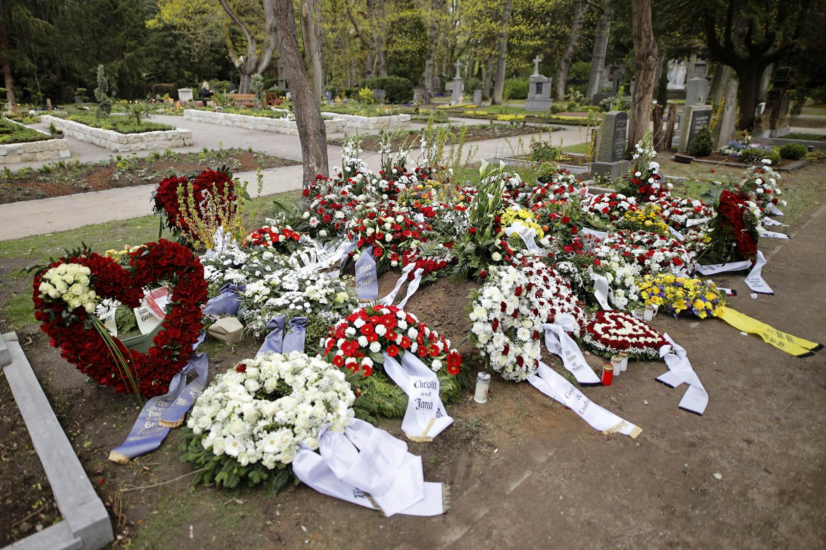 Freunde und Familie legten Kränze ab bei der Beerdigung von Willi Herren auf dem Melaten Friedhof in Köln.