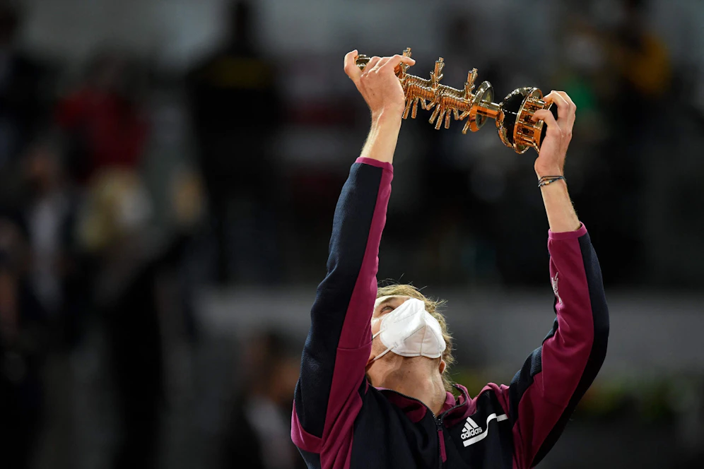 Alexander Zverev stemmt die Trophäe in den Madrider Nachthimmel.