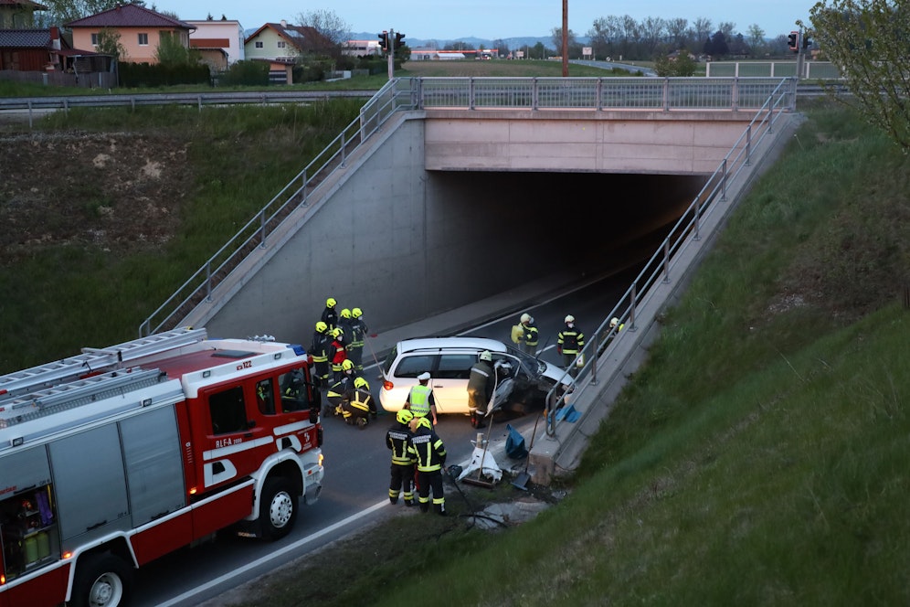Der Lenker (35) und seine beiden Söhne wurden schwer verletzt.
