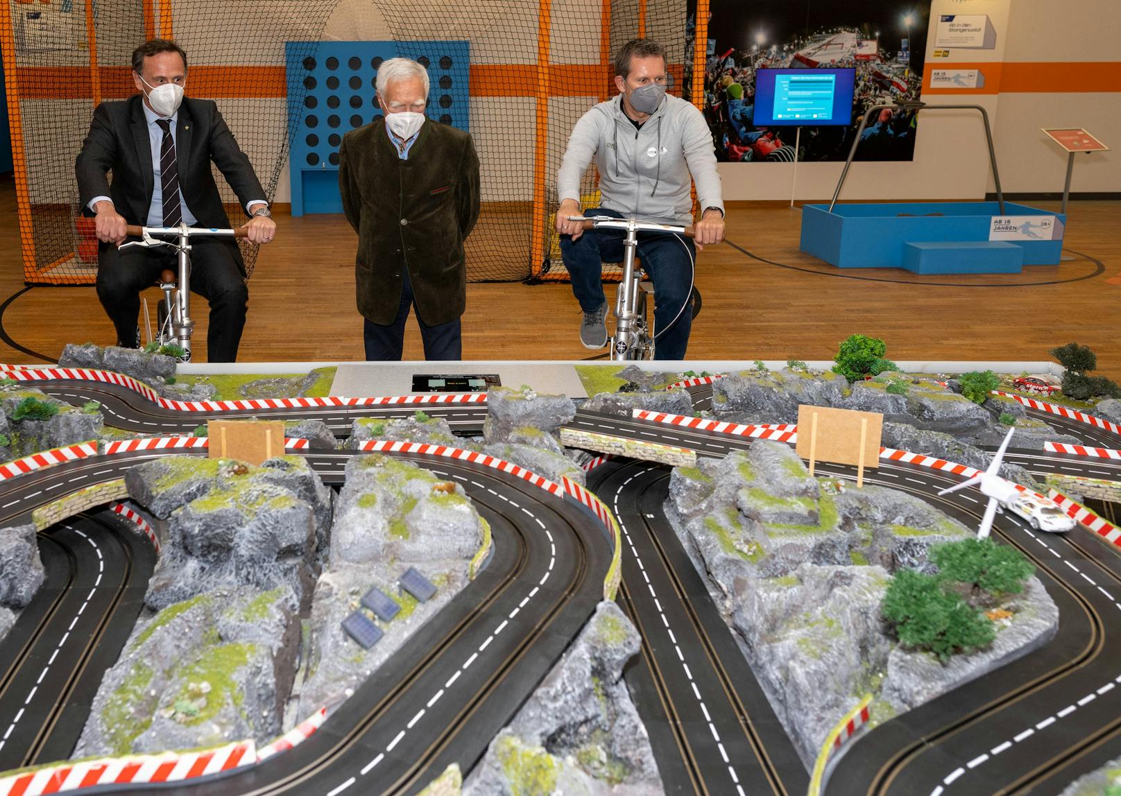 portlandesrat Jochen Danninger und Franz Stocher testen die interaktive Radstation unter Aufsicht von Gunnar Prokop