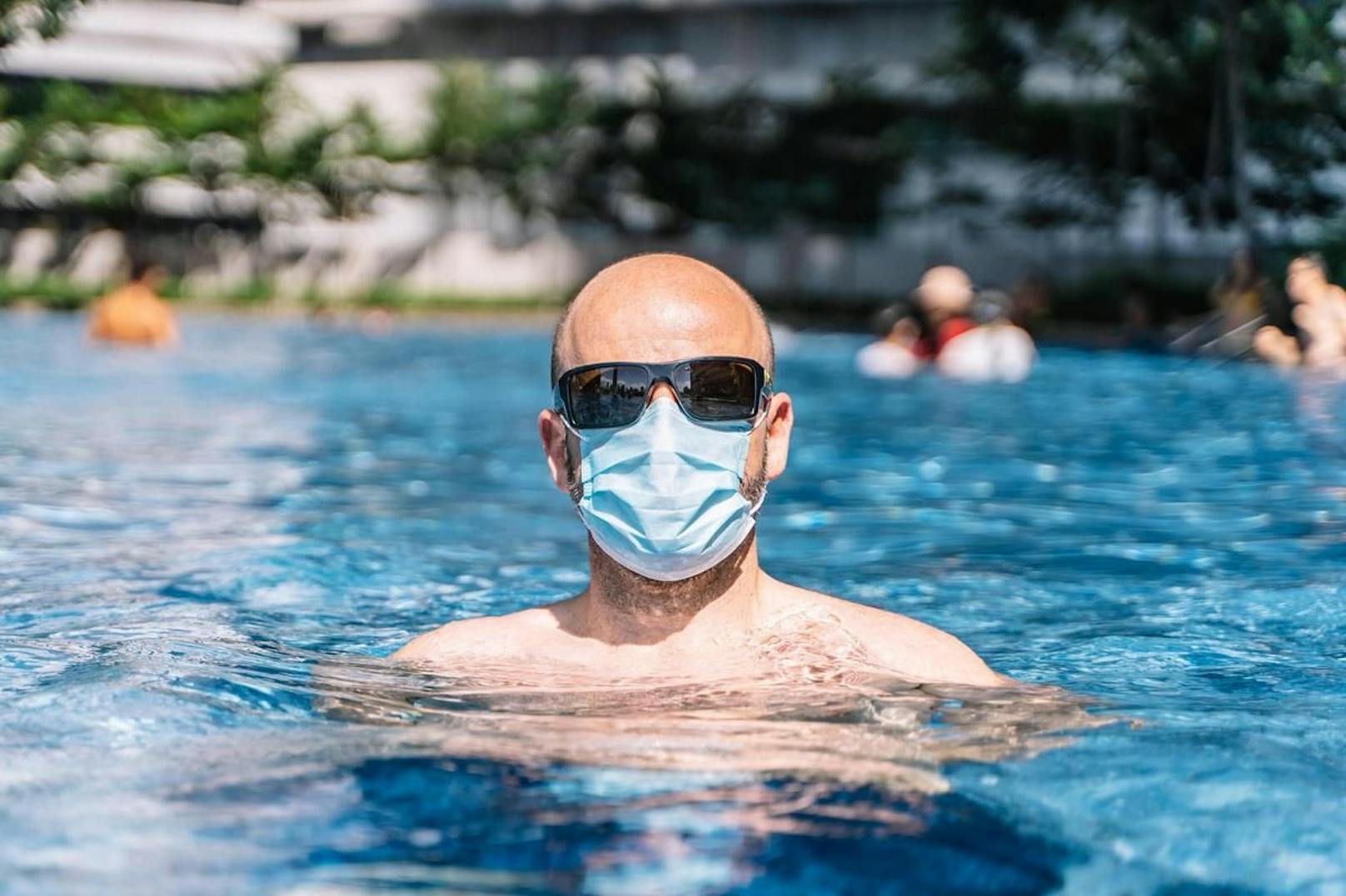 Im Wasser gilt zwar keine Maskenpflicht – in vielen Badi sollte sie aber bis zum Beckenrand getragen werden.