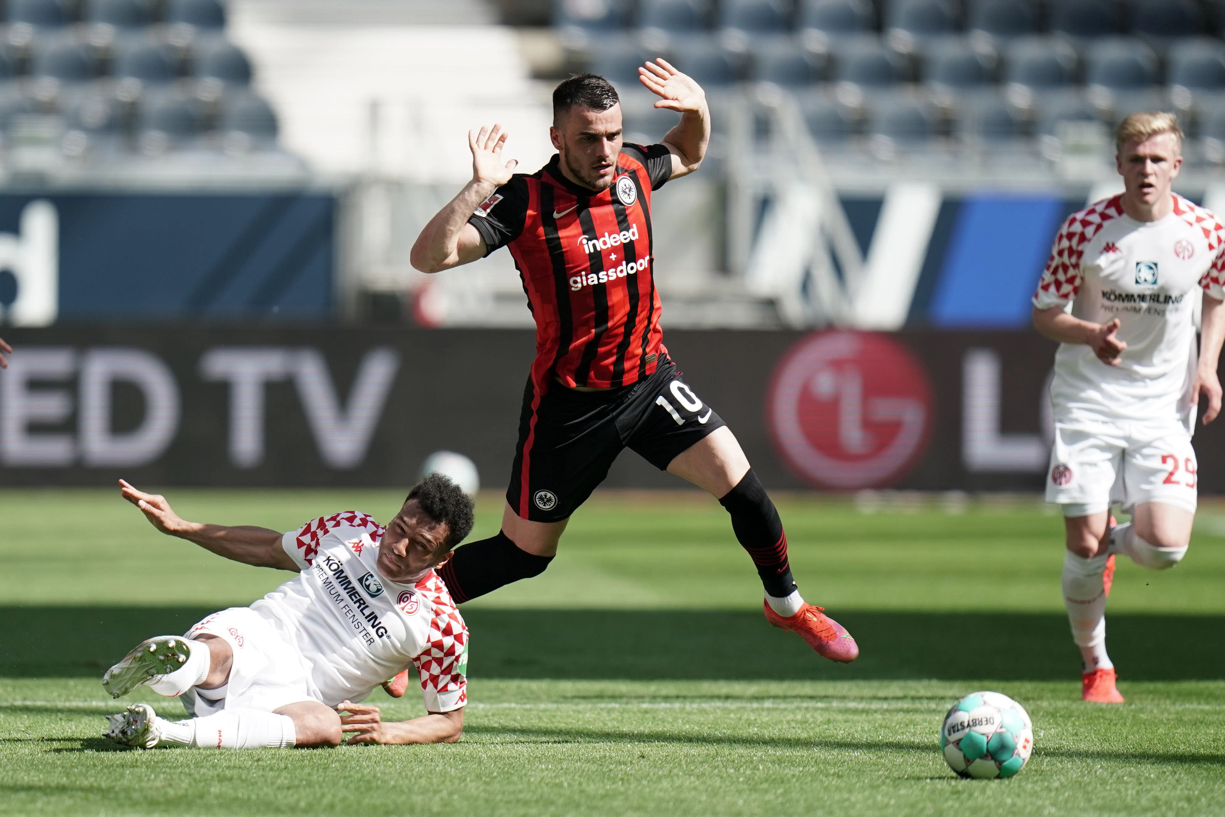 Karim Onisiwo trifft gegen Frankfurt.