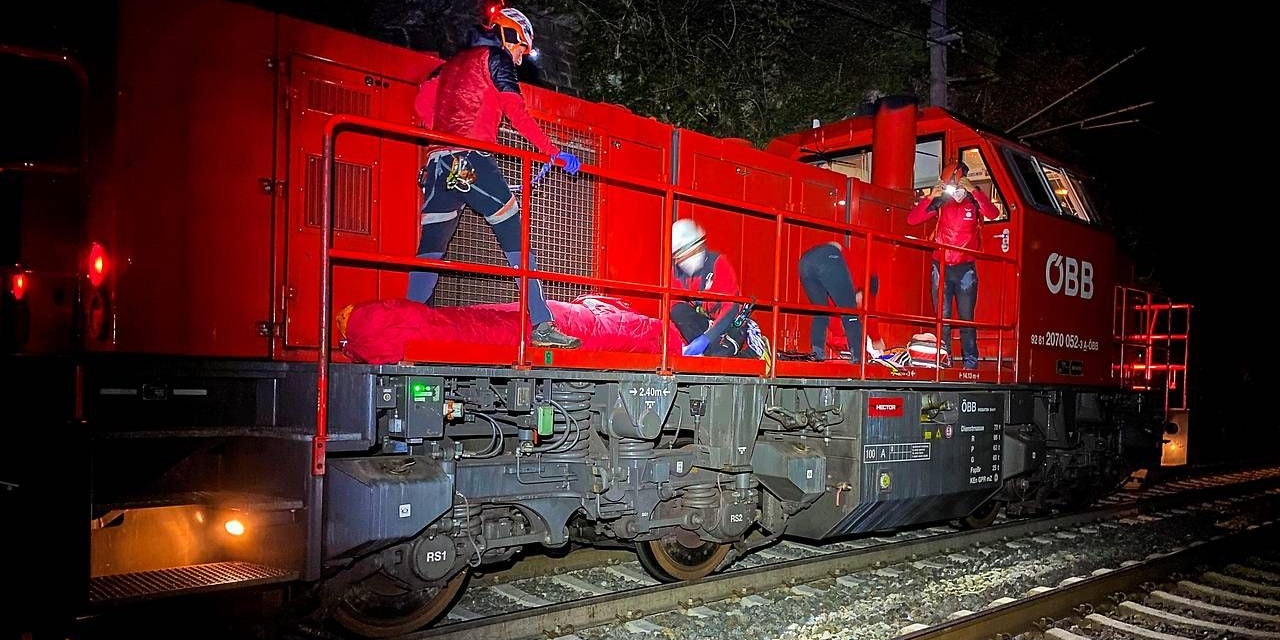 Sturz In Schlucht Obb Lok Brachte Verletzte Ins Spital Tirol Heute At