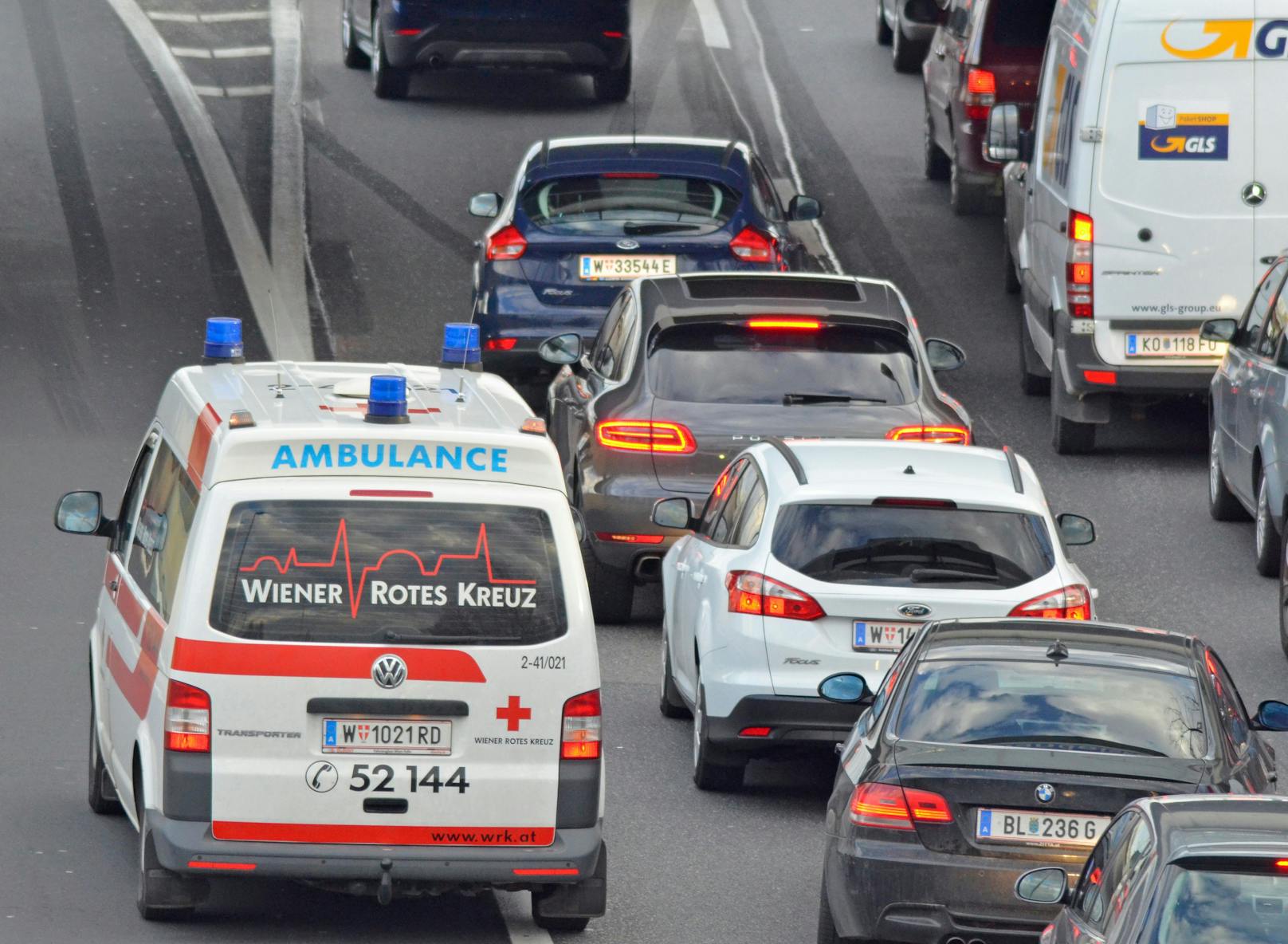  Rettungswagen im Stau auf der A22, Donauufer Autobahn (Archivfoto)
