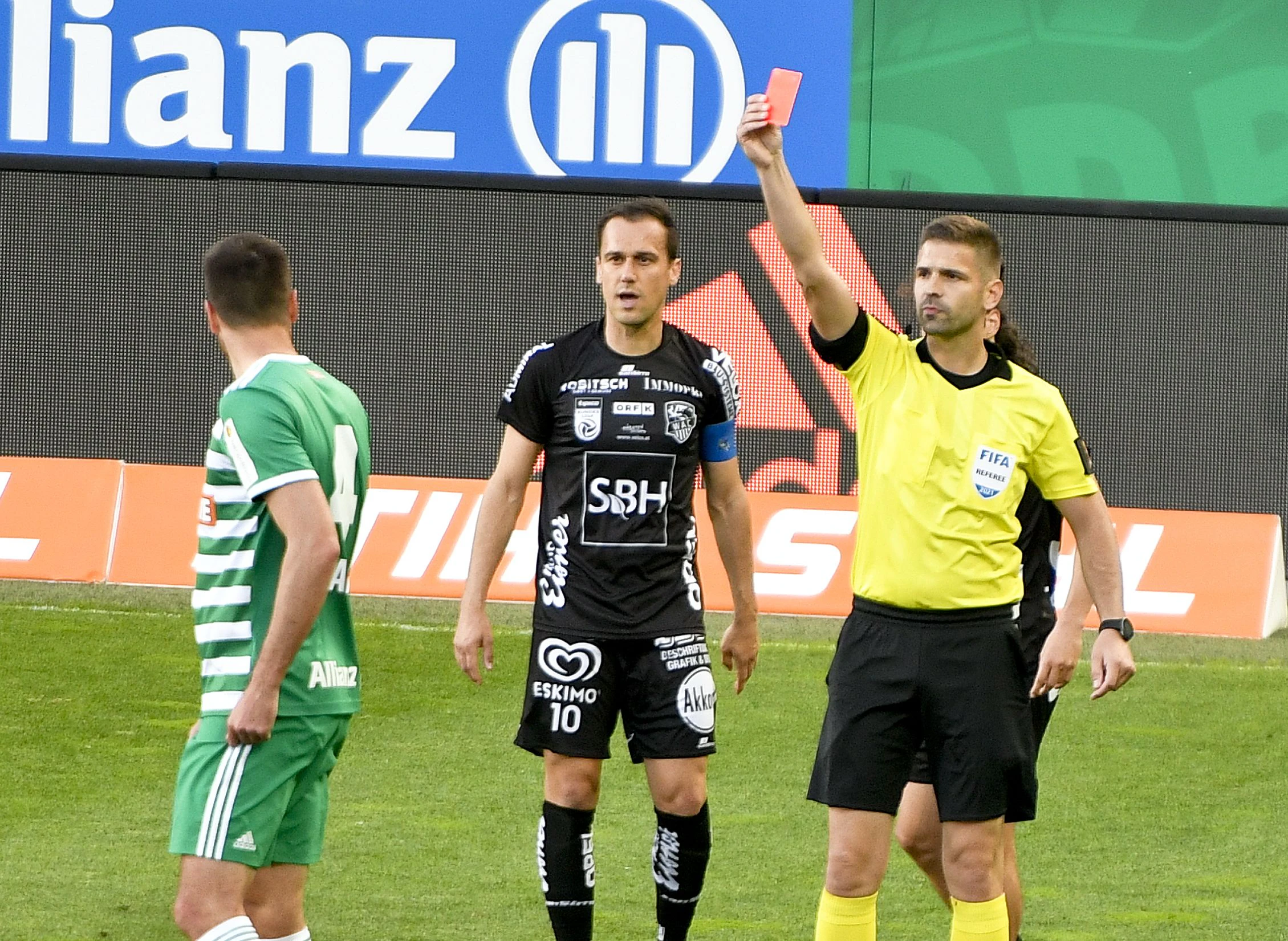 Mateo Barac sieht die Rote Karte.