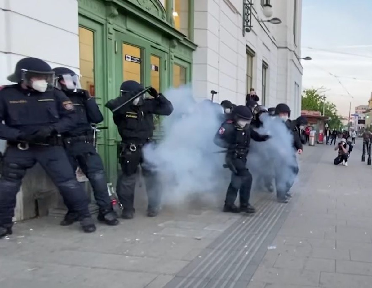Die Polizei wurde mit pyrotechnischen Gegenständen attackiert.
