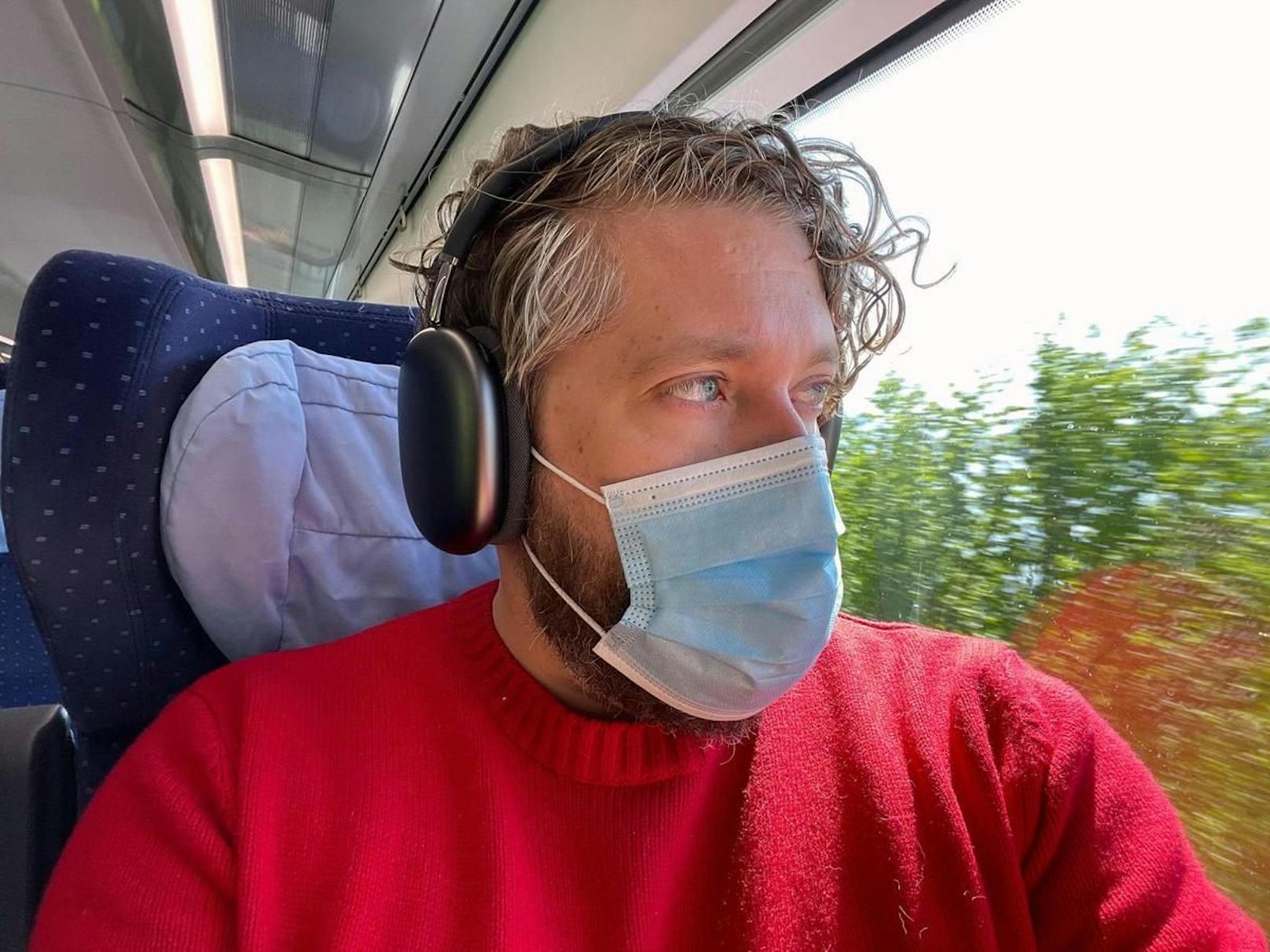 Lärm ist Vergangenheit: Die Airpods Max blenden im Zug alle Störgeräusche aus. Keine Sorge wegen der Schutzmaske, das Bild entstand in der Schweiz.&nbsp;