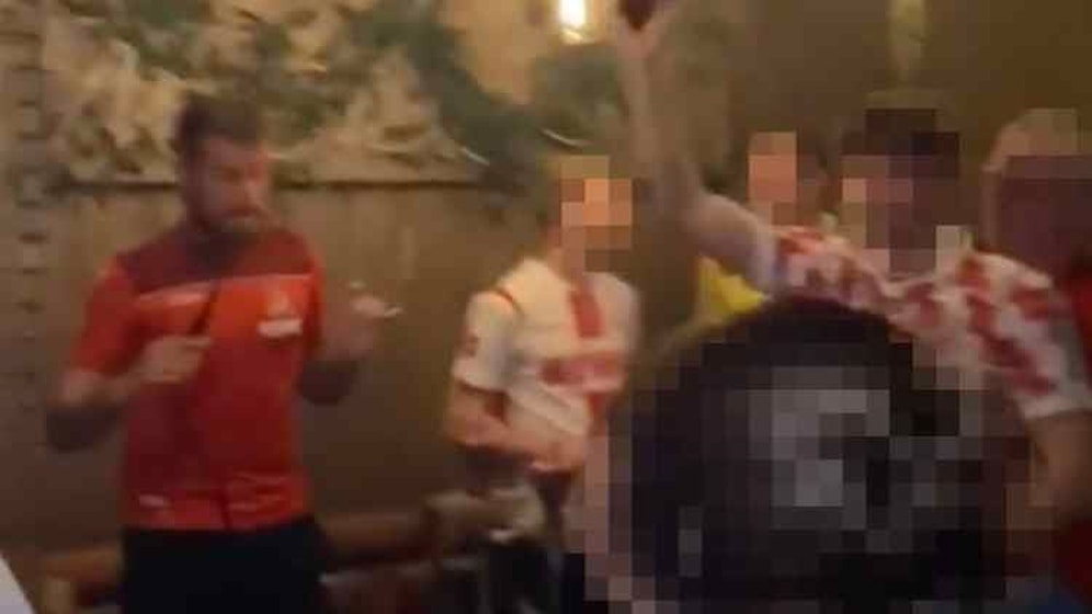 Die Kölner bei der illegalen Party: Keeper Timo Horn (l.) und Florian Kainz (2.v.l.) in der 