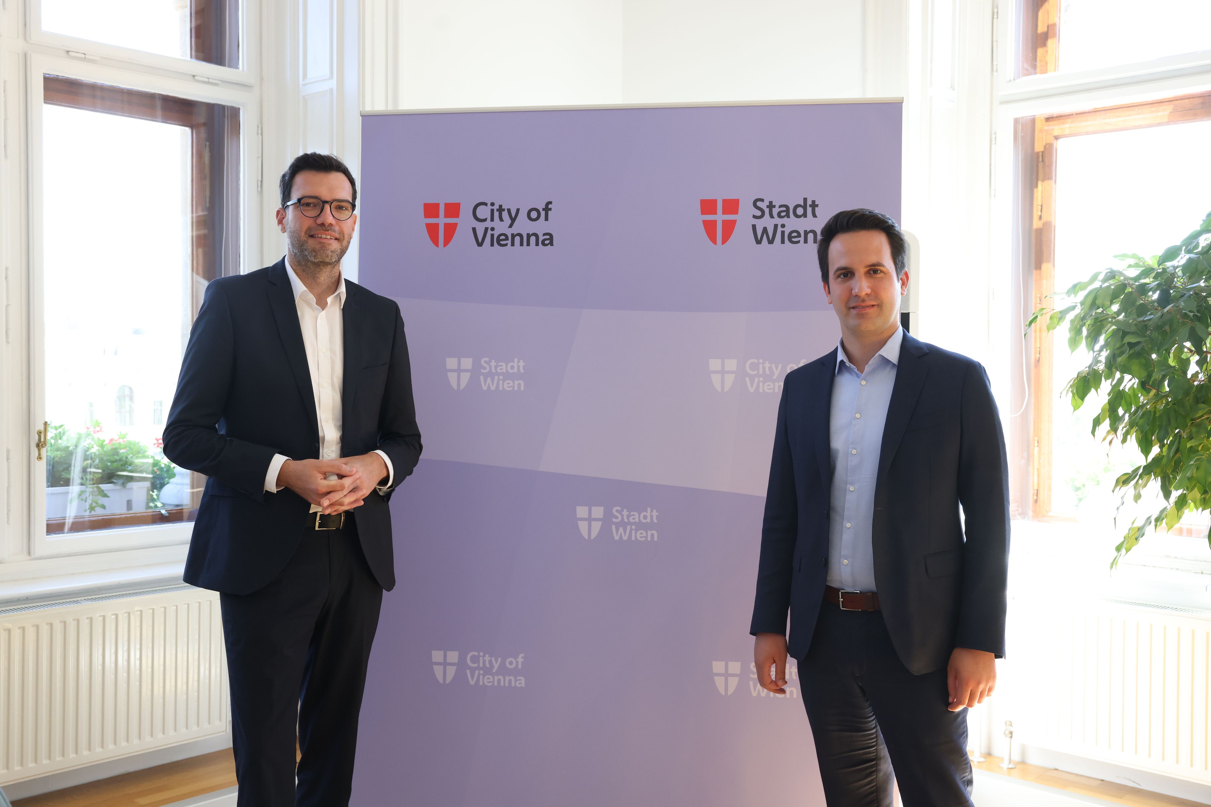Die Stadt regelt die Vergabe von Lehrer-Planstellen in Wiens Pflichtschulen neu. Für die Schulen gebe es so Transparenz und bessere Planbarkeit, so Bildungsdirektor Heinrich Himmer (l.) und Bildungsstadtrat Christoph Wiederkehr (Neos, r.).