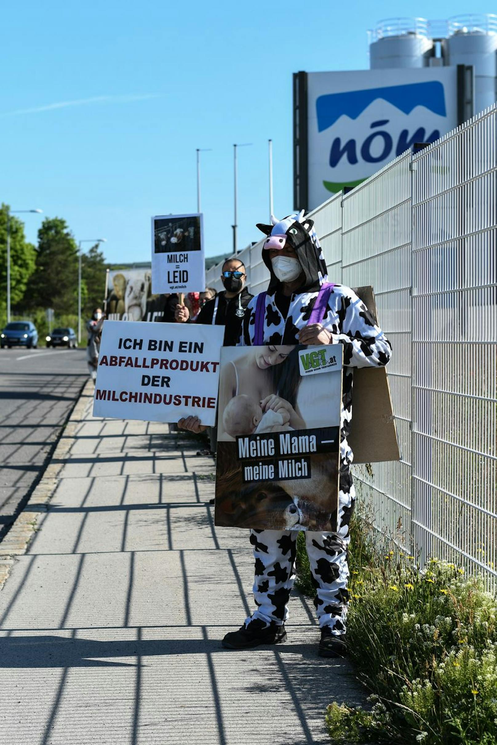 Die Aktivisten des VGT (Verein gegen Tierfabriken) wollen so auf die Schattenseiten der Milchindustrie aufmerksam machen. 