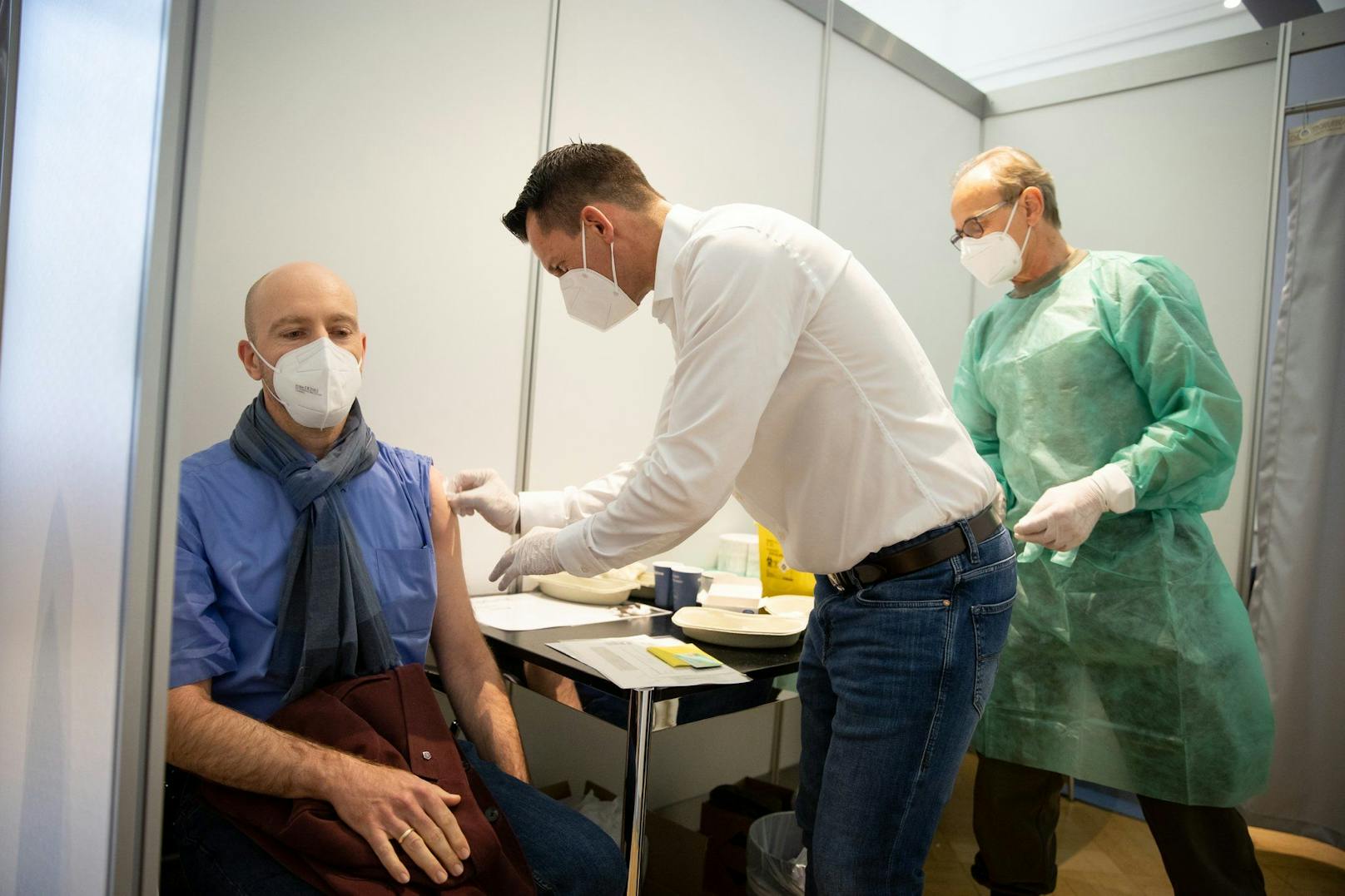 Gesundheitsminister Wolfgang Mückstein impfte Mitarbeiter persönlich.