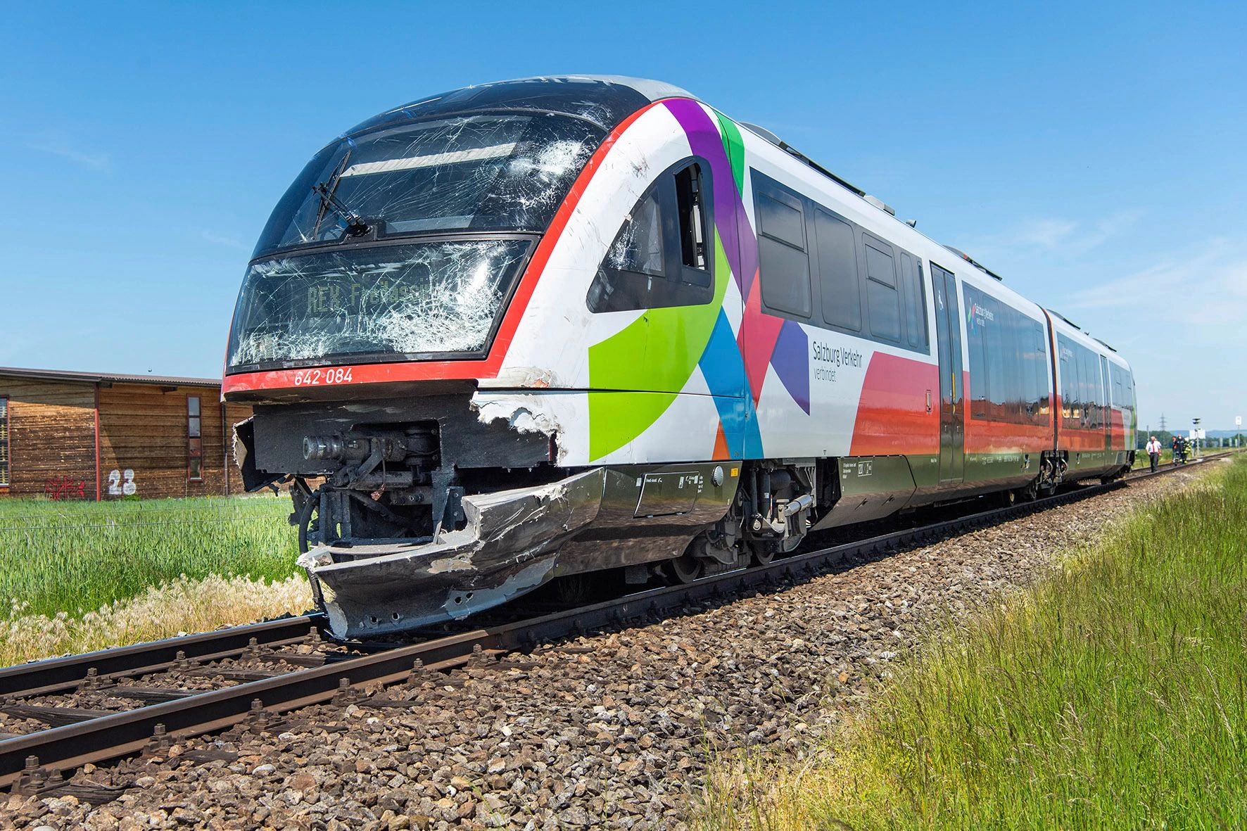Der Zug rammte bei einem Bahnübergang einen Lastwagen.
