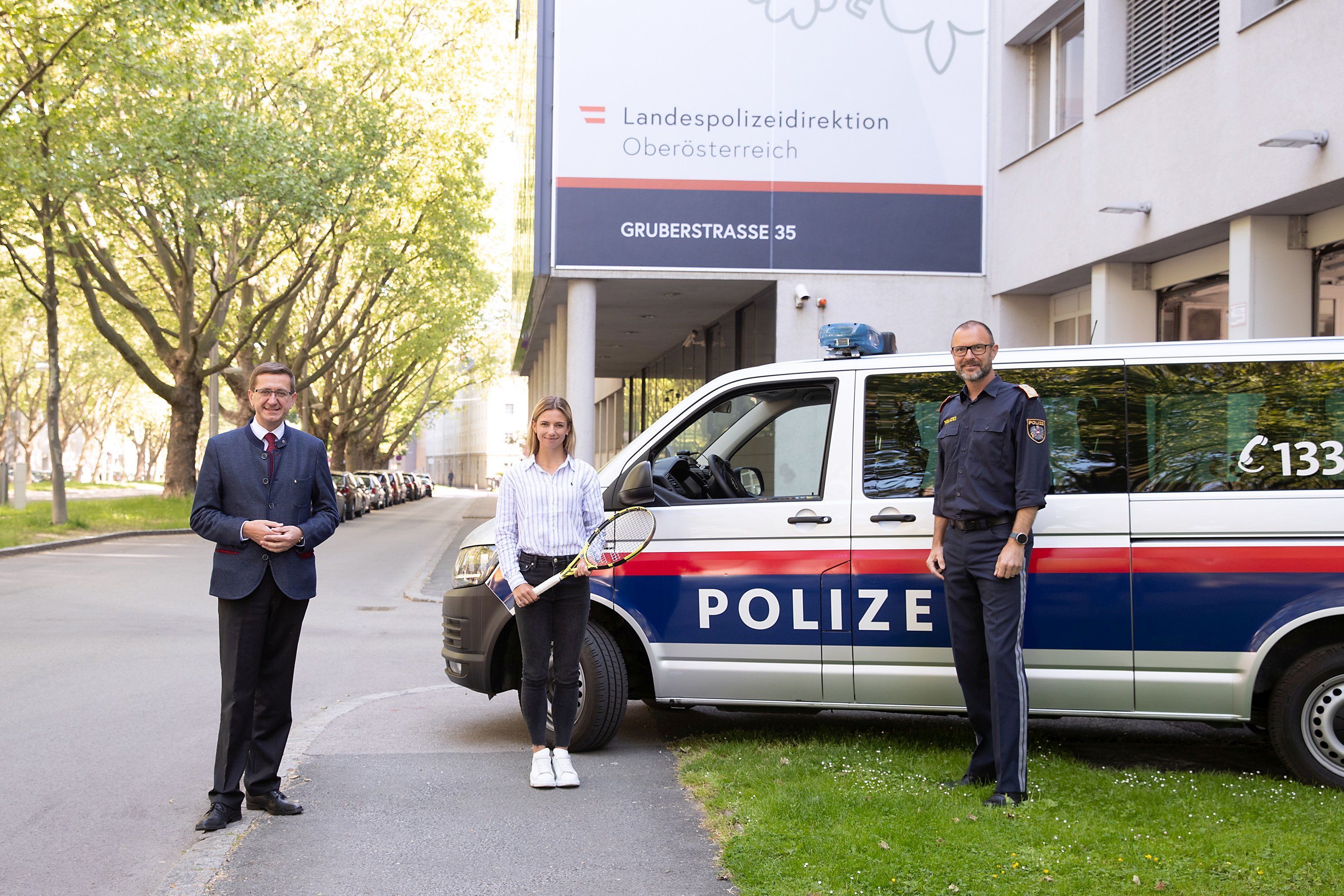 Sport-Landesrat Markus Achleitner und Polizeichef Andreas Pilsl begrüßen Barbara Haas.