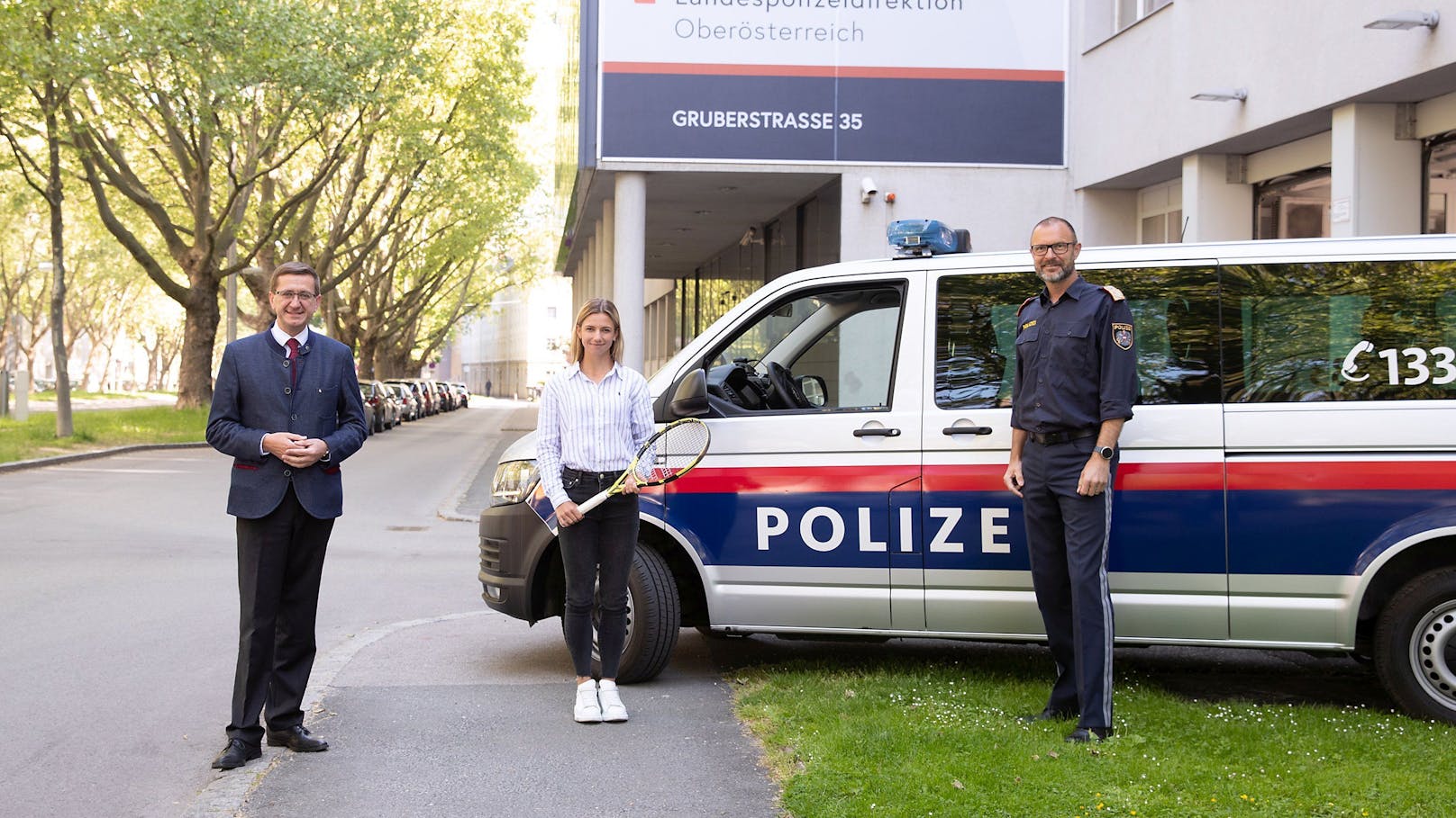 Sport-Landesrat Markus Achleitner und Polizeichef Andreas Pilsl begrüßen Barbara Haas.