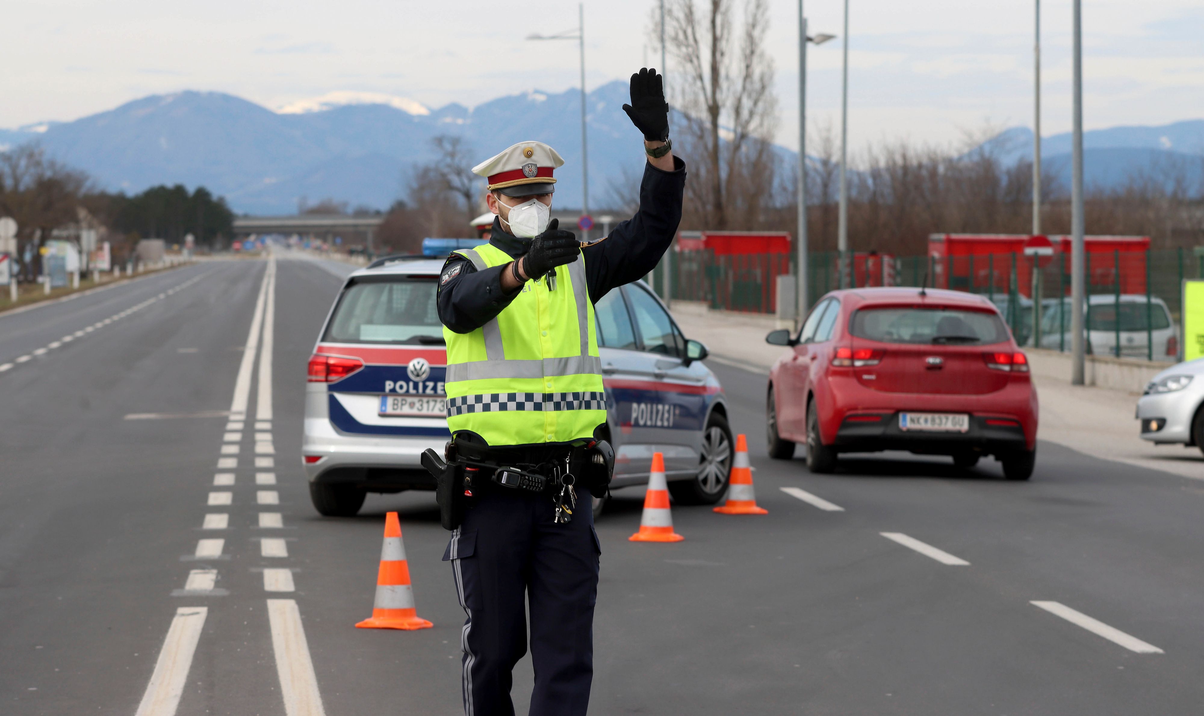 Polizisten von hinten angerempelt und mit Fäusten attackiert - Fest-nahme