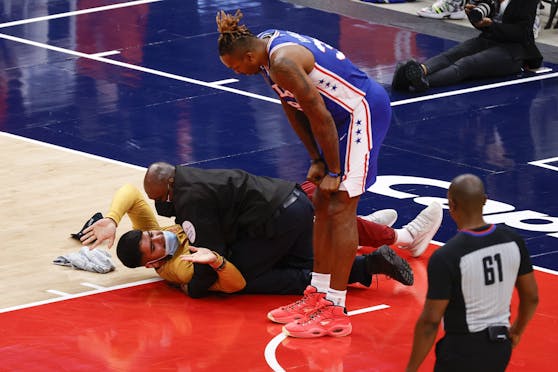 Ein NBA-Fan lief während der Partie aufs Spielfeld.
