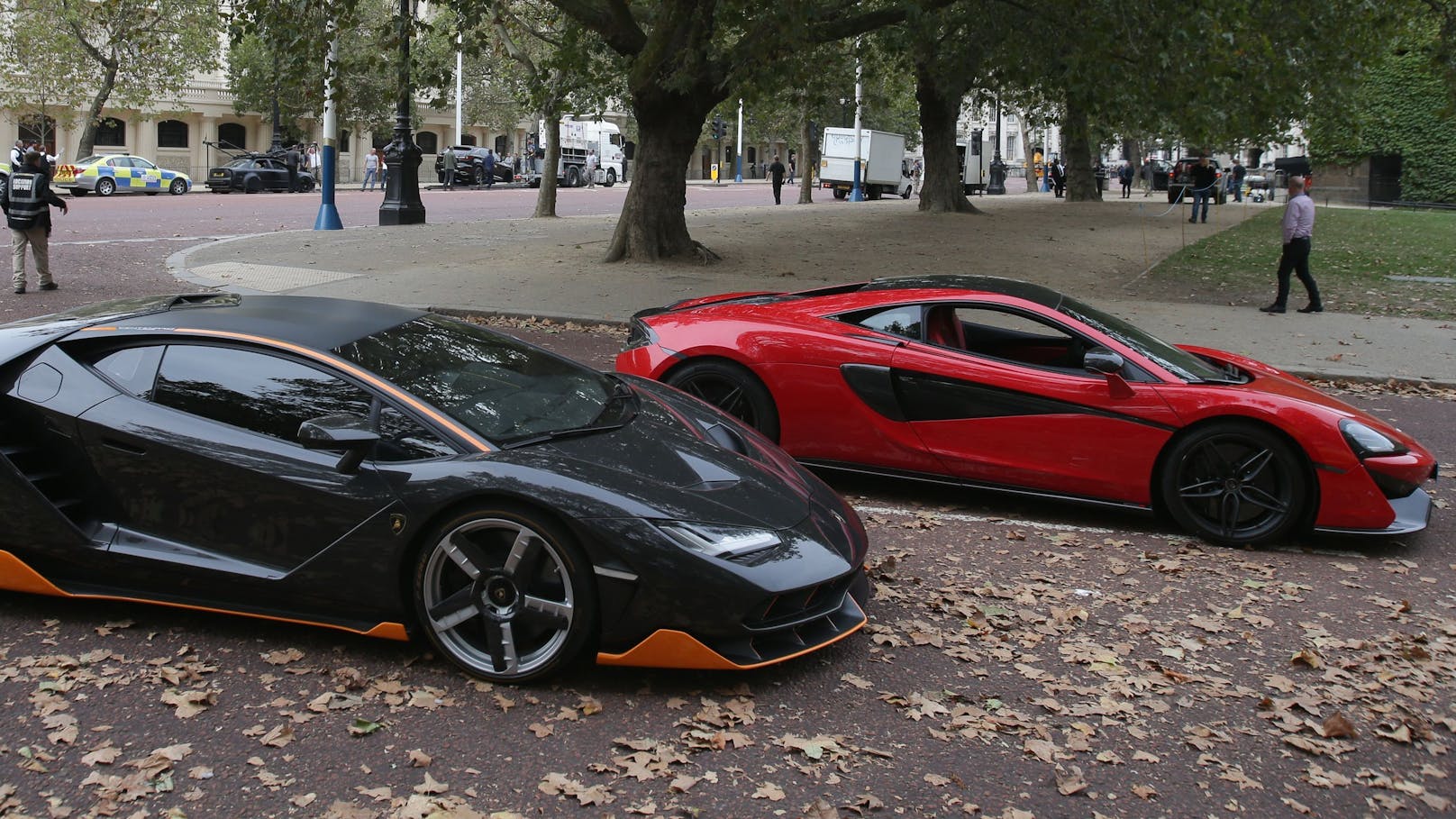 Der Vater und seine Söhne fuhren in einem Lamborghini und McLaren.