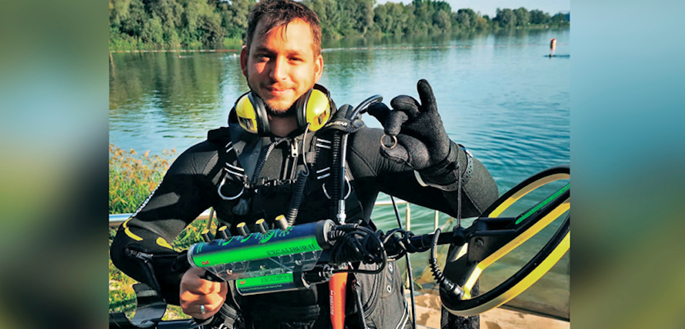 Philipp Palenik sucht nach verlorenen Wertgegenständen.