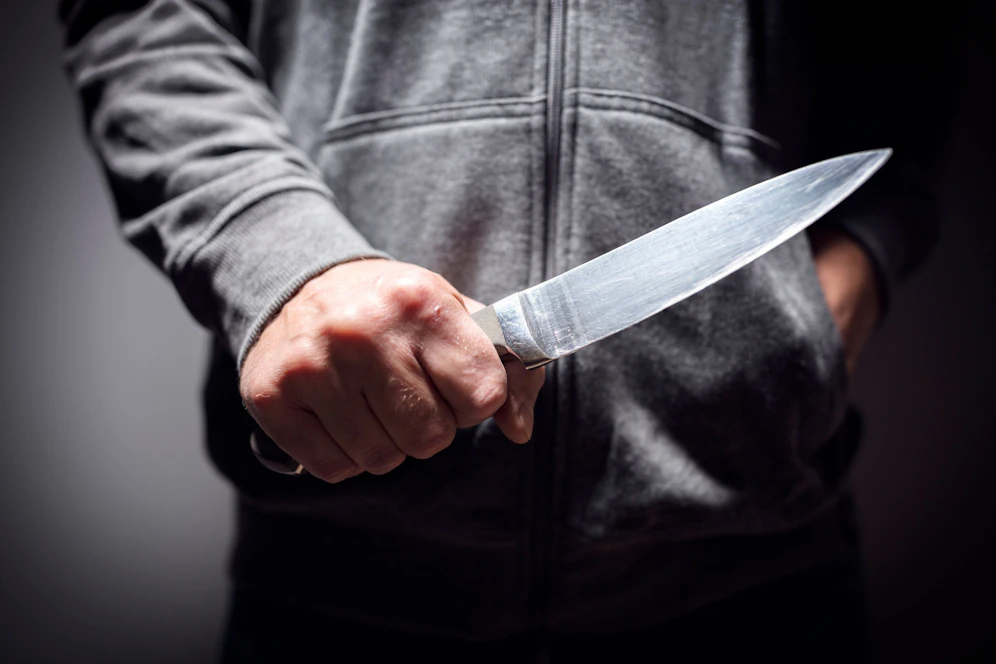 Der einschreitende Helfer wurde mit einem Messer attackiert. (Symbolbild)