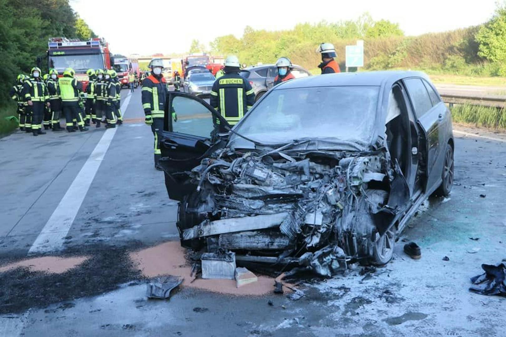 Ein Großaufgebot der Rettungskräfte wurde am Sonntagabend auf die deutsche Autobahn 24 alarmiert.