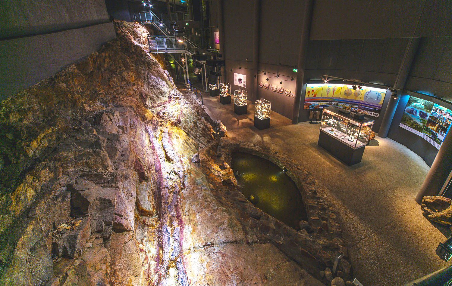 Faszinierender Blick auf den Bänder-Amethystgang in der Amethyst Welt Maissau