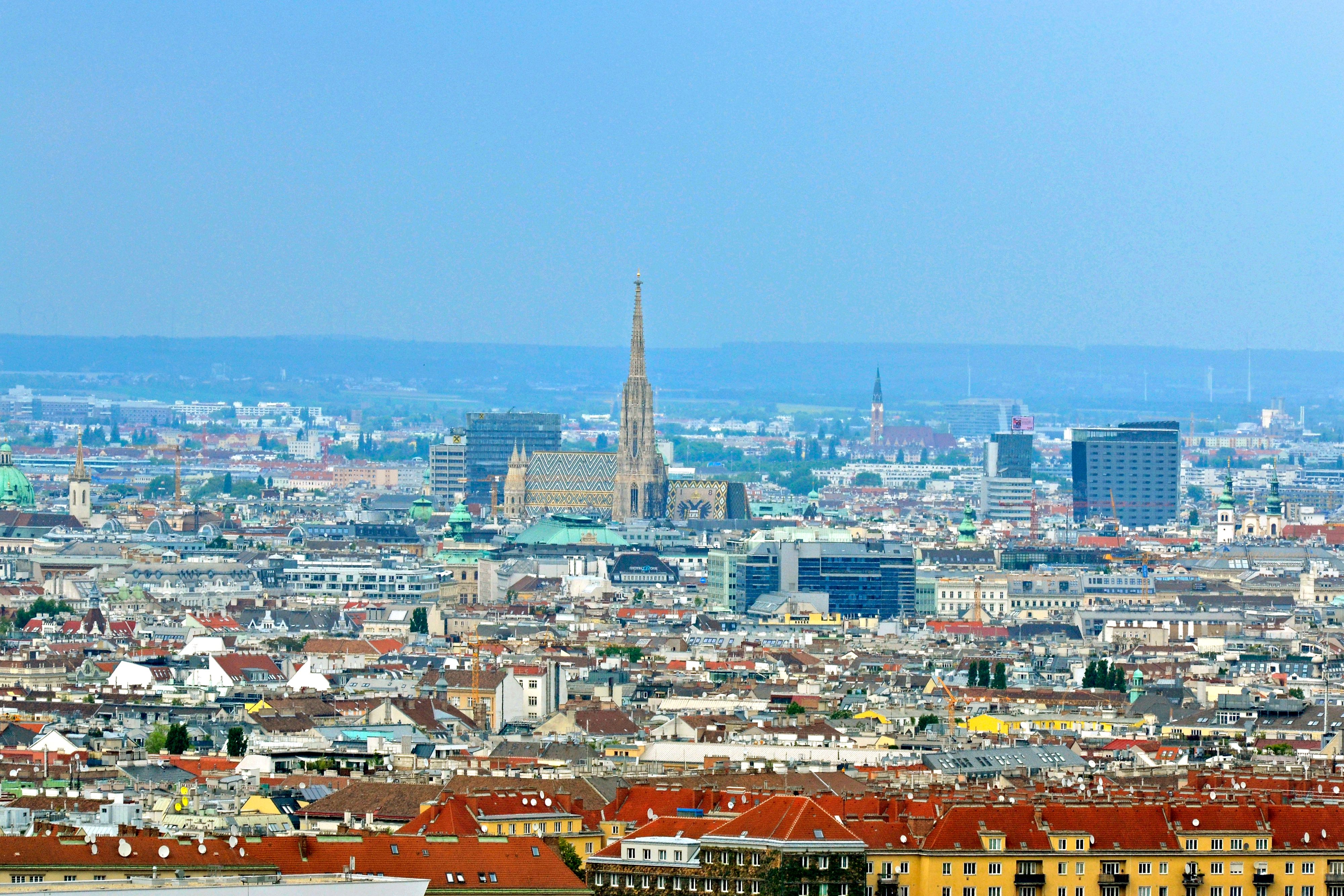 Download von www.picturedesk.com am 01.06.2021 (15:37).  Ansicht auf Wien von oben, auf die Dachlandschaften, Richtung Norden, Stadtansicht, Stadt, Österreich. In der Mitte die Stephanskirche . - 20190912_PD4392 - Rechteinfo: Rights Managed (RM)