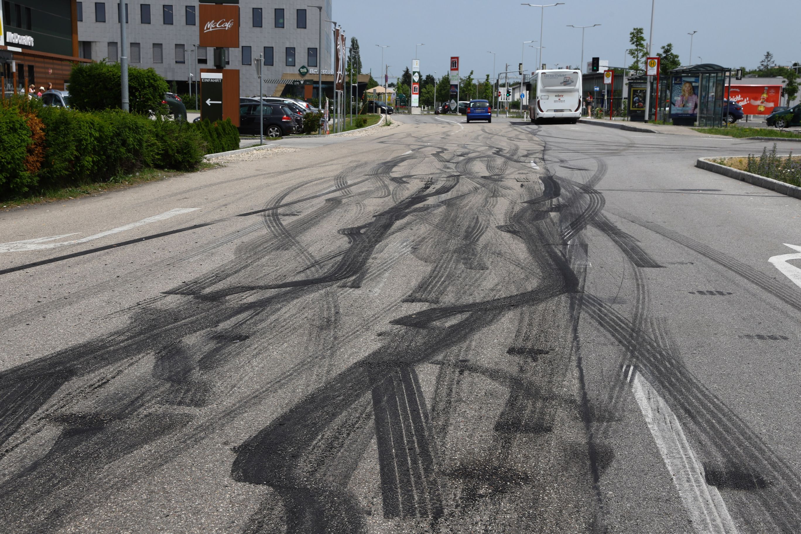 In Vöcklabruck hinterließen die Tuner Spuren auf dem Asphalt.