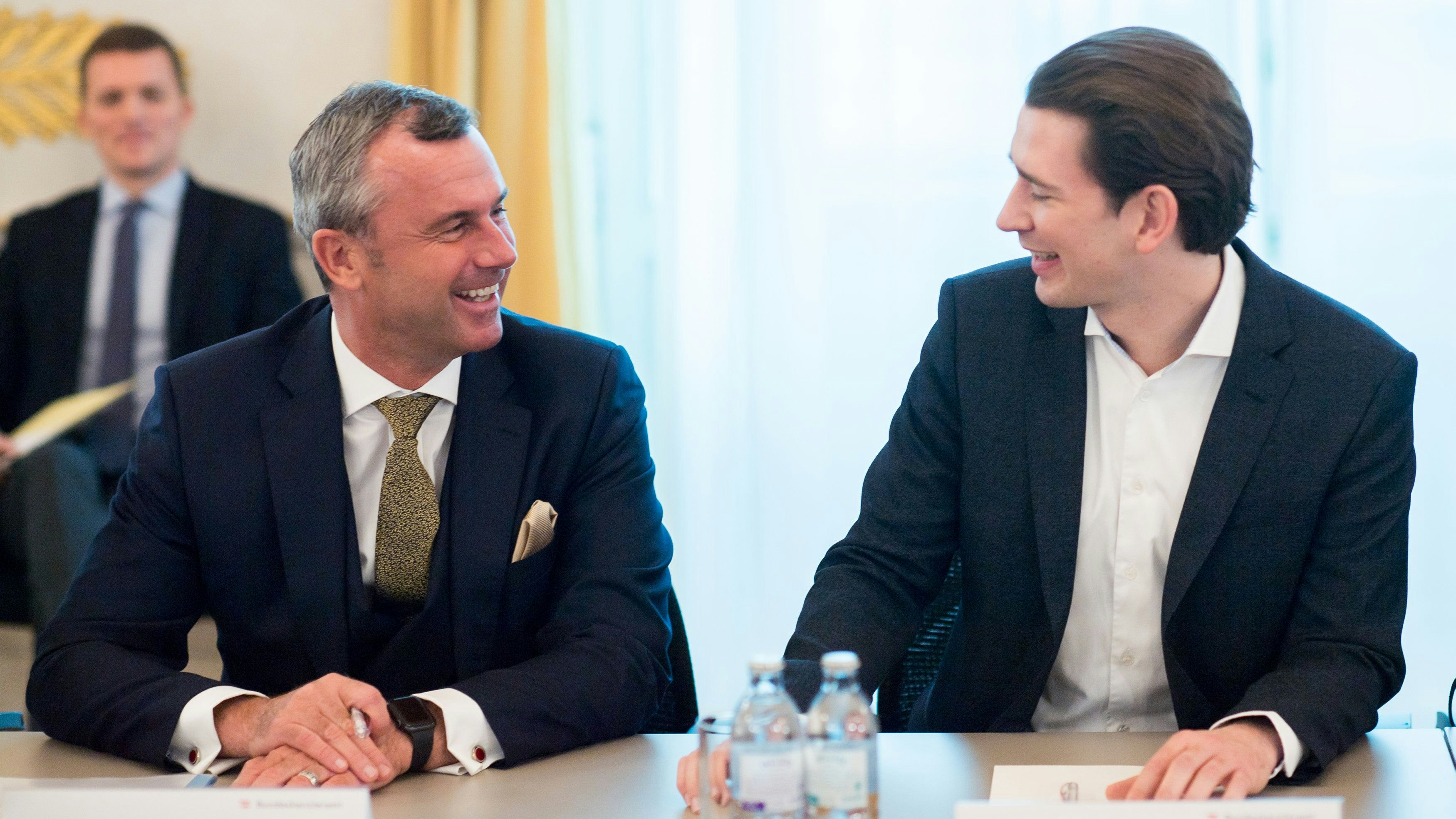 Norbert Hofer und Sebastian Kurz bei einem Runden Tisch