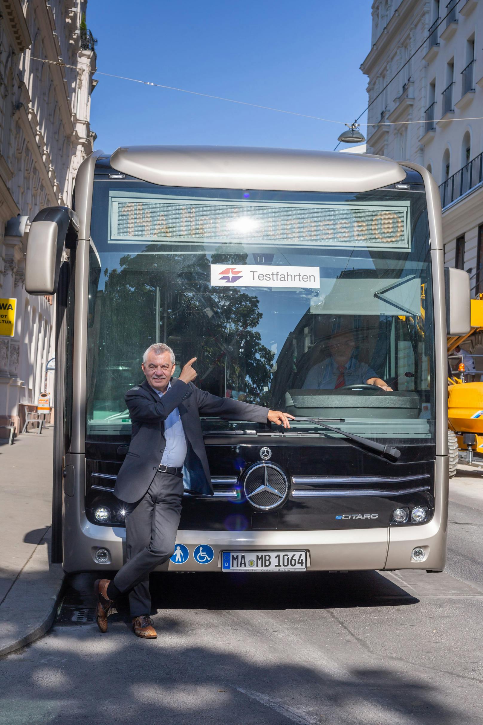 Wiener-Linien-Geschäftsführer Günter Steinbauer mit dem E-Gelenkbus
