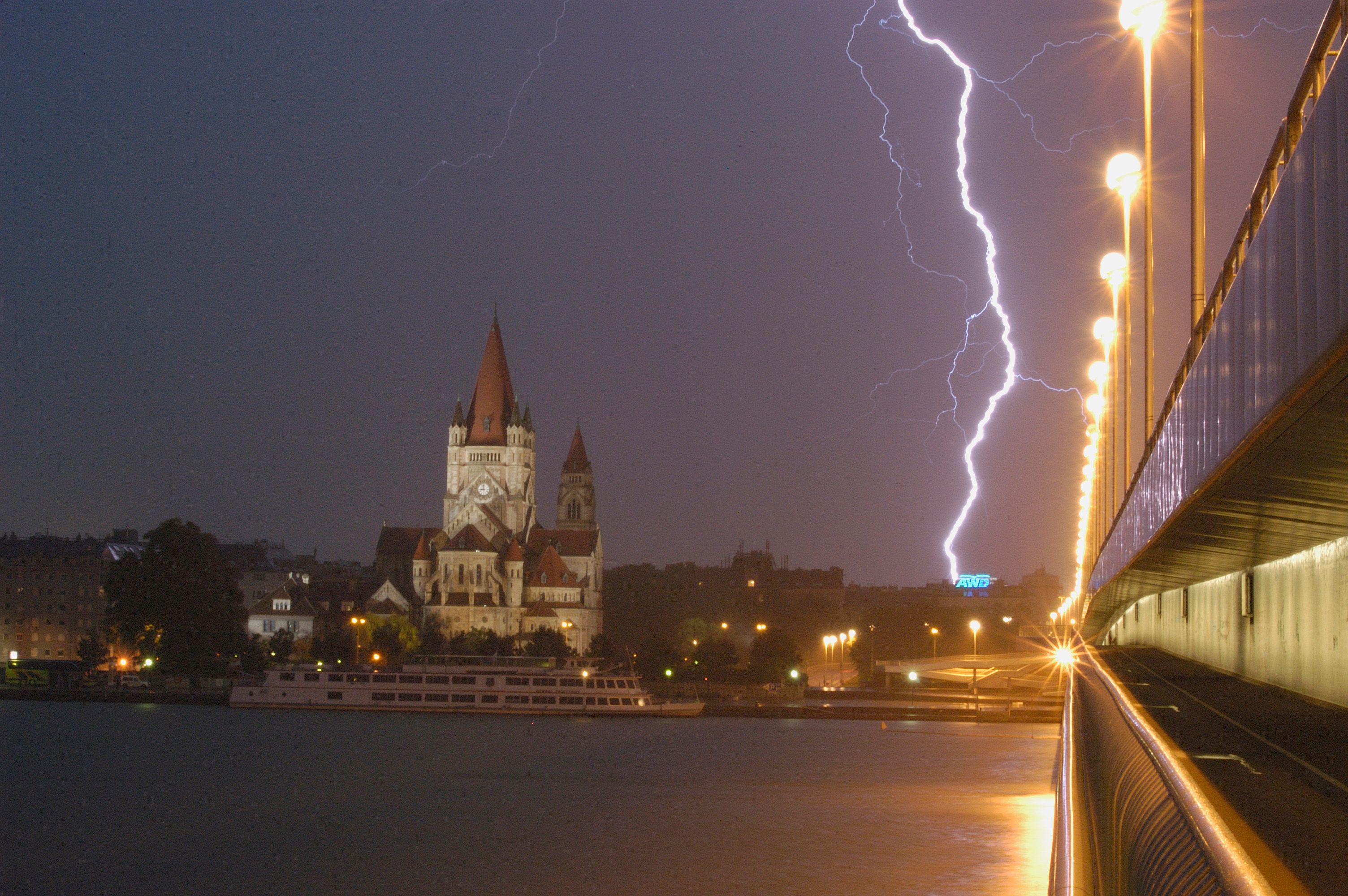 Gewitter bei der Reichsbrücke in Wien. Symbolbild