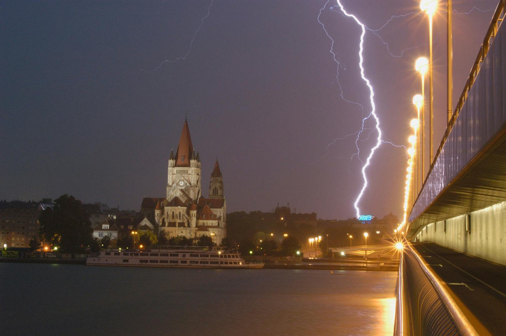 Gewitter bei der Reichsbrücke in Wien. (Symbolbild)