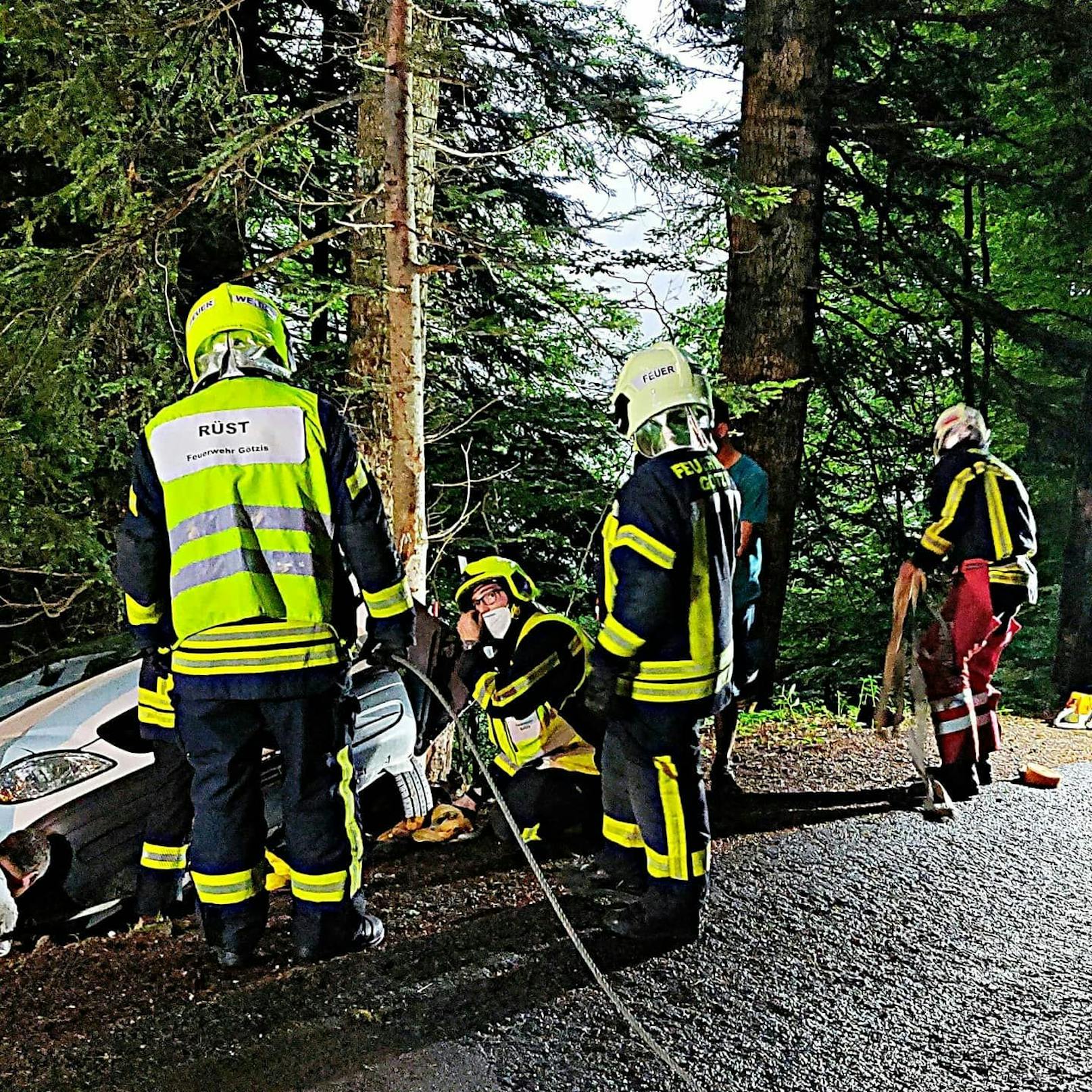 Bilder des Feuerwehreinsatzes nach dem Fahrzeugabsturz in Götzis (9. Juni 2021)